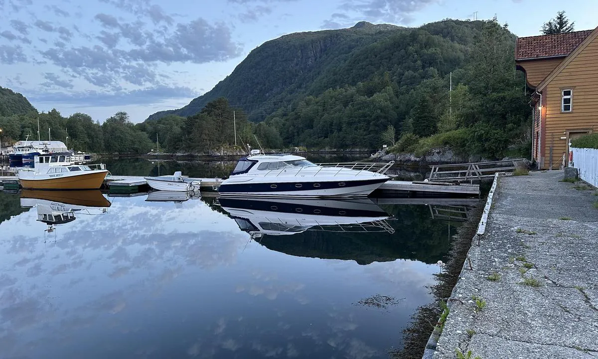Rugsund Handelstad: {"base": "no", "no": "Bilde av brygge", "se": "Bild p\u00e5 brygga", "en": "Picture of a dock", "da": "Billede af brygge"}