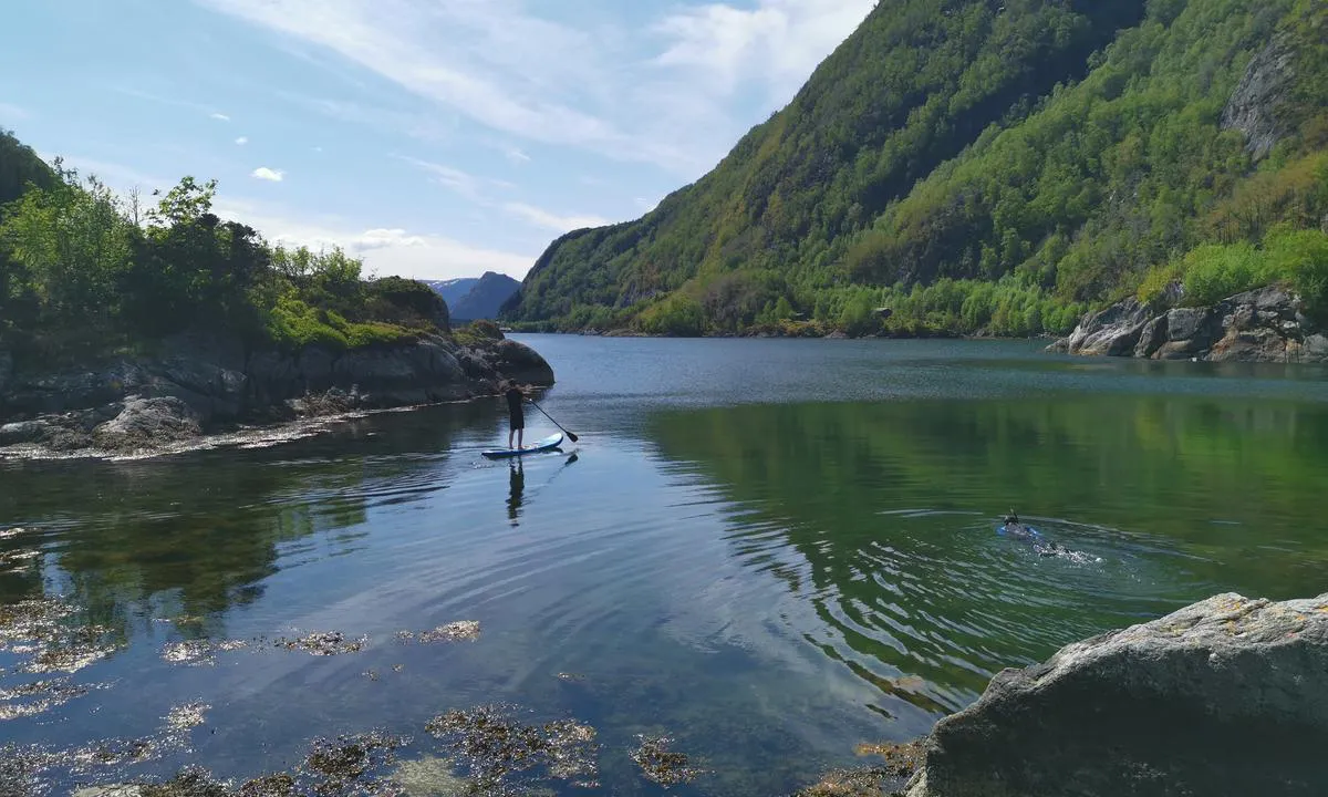 Rugsund Handelstad: Det er mulig å padle de få hundre meterne til andre siden av den lille broen. Her er det også fantastisk å bade og snorkle. Obs tidevannsstrøm! .