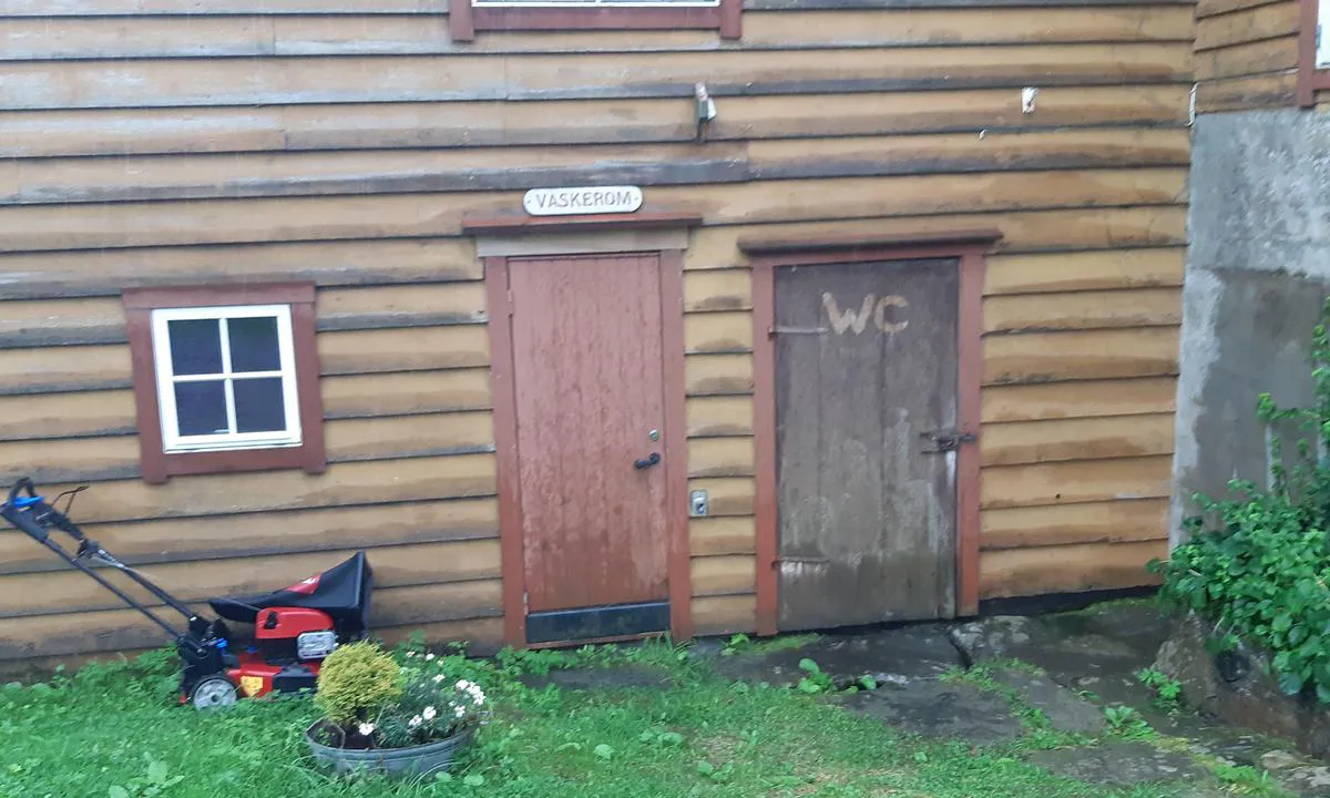 Rugsund Handelstad: {"base": "no", "no": "Her finner en Dusj, WC og Vask/T\u00f8rk.", "se": "H\u00e4r finns dusch, WC och tv\u00e4tt/tork.", "en": "Here you will find Shower, WC, and Wash/Dry.", "da": "Her finder du bruser, toilet og vask/t\u00f8rretumbler."}
