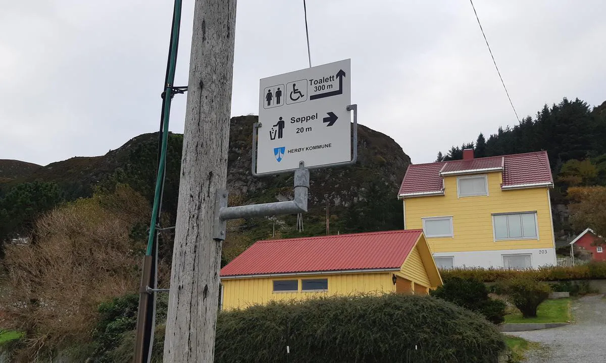 Runde: {"base": "no", "no": "Skilt som viser hvor en finner Bossdunker og Toalett.\r\nSkiltet st\u00e5r oppe ved bilvegen.", "se": "Skylt som visar var man hittar soptunnor och toalett. Skylten st\u00e5r uppe vid bilv\u00e4gen.", "en": "Signs showing where to find garbage bins and toilets. The sign is up by the road.", "da": "Skilte som viser hvor man finder affaldscontainere og toiletter. Skiltet st\u00e5r oppe ved bilvejen."}