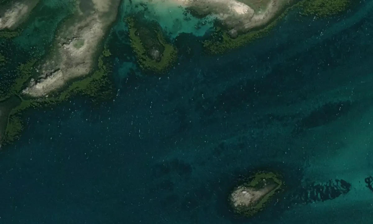 Flyfoto av Rushy Bay