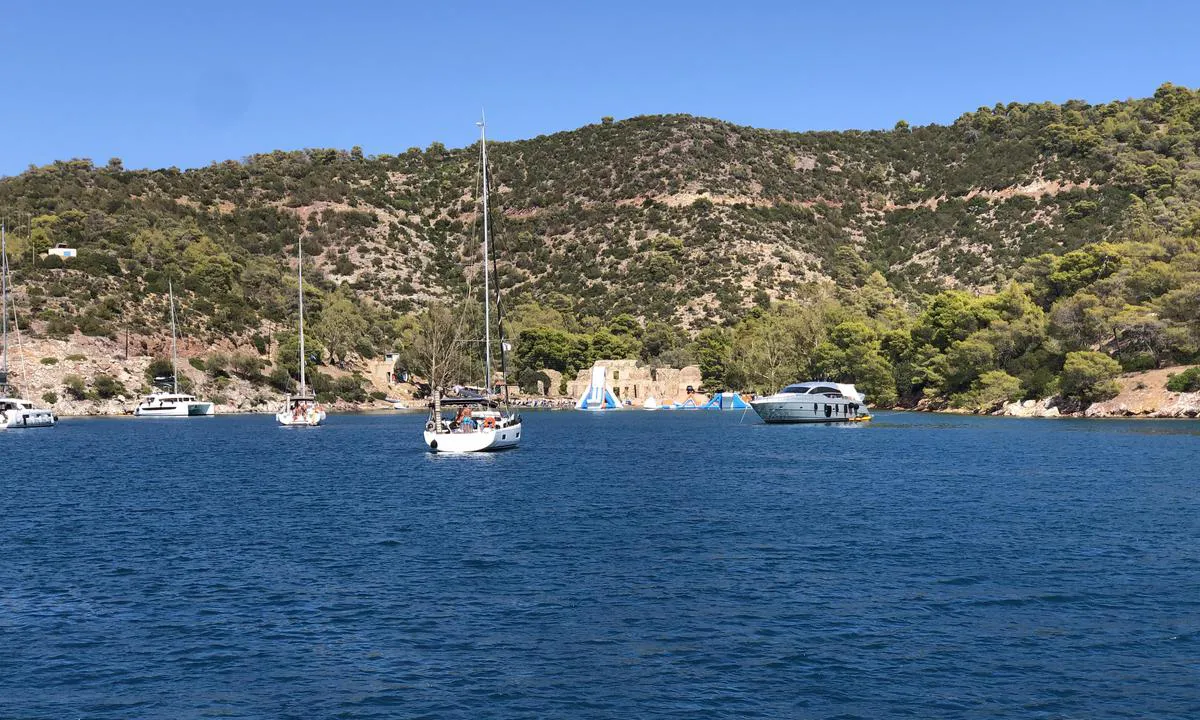 In Russian Bay (Poros) you find a large area with water activities.