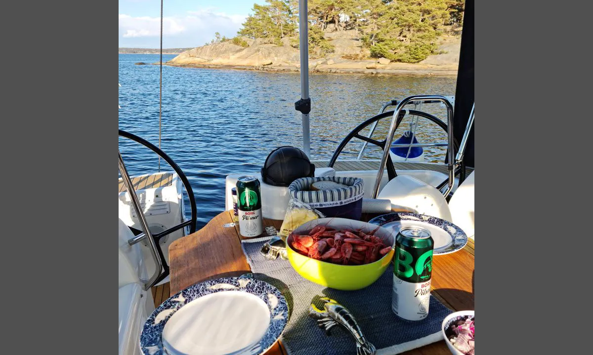 Rysetangbukta NE: {"base": "no", "no": "Single\u00f8ya mot N.\u00d8", "se": "Single\u00f8ya mot N.\u00d6", "en": "Single\u00f8ya towards N.E.", "da": "Single\u00f8 mot N\u00d8", "fr": "Single\u00f8ya vers N.E.", "de": "Single\u00f8ya nach N.O.", "es": "Single\u00f8ya hacia N.E.", "it": "Single\u00f8ya verso N.E", "pt": "Single\u00f8ya para NO", "nl": "Single\u00f8ya naar N.O.", "pl": "Single\u00f8ya na N.E", "uk": "\u0421\u0456\u043d\u0433\u043b\u0435\u044f \u043d\u0430 \u043f\u0456\u0432\u043d\u0456\u0447\u043d\u0438\u0439 \u0441\u0445\u0456\u0434", "ro": "Single\u00f8ya c\u0103tre N.E.", "tr": "Single\u00f8ya K.\u0110. y\u00f6n\u00fcndeki", "el": "\u03a3\u03b9\u03bd\u03b3\u03ba\u03bb\u03ad\u03b3\u03b9\u03b1 \u03c0\u03c1\u03bf\u03c2 \u0392.\u0391", "cs": "Single\u00f8ya sm\u011brem na S.V.", "hu": "Single\u00f8ya \u00c9K fel\u00e9", "fi": "Single\u00f8y kohti koillista", "bg": "\u043e\u0441\u0442\u0440\u043e\u0432 Single\u00f8ya \u043a\u044a\u043c \u0441\u0435\u0432\u0435\u0440\u043e\u0438\u0437\u0442\u043e\u043a", "sr": "Ostrvo Single\u00f8ya prema SI", "et": "Single\u00f8ya kirdesse", "lv": "Single\u00f8ya pret Z.A.", "lt": "Single\u00f8ya prie\u0161 N.R."}