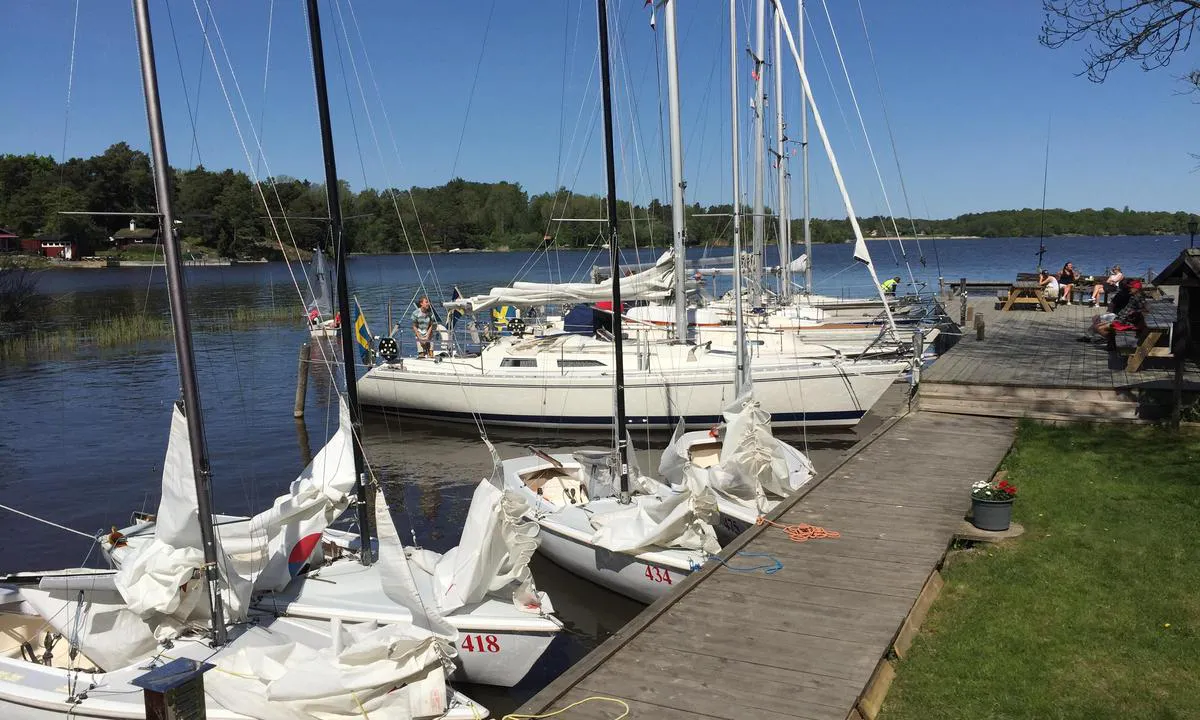 Säby-Klint: {"base": "se", "no": "Dybden i havnen er ca. 1,8 m. Bunnen er leire. Innerst ved rampen er det grunnere. OBS! Ingen fort\u00f8yning p\u00e5 den ytre flytebryggen!", "se": "Djupet i hamnen \u00e4r ca 1,8 m. Botten \u00e4r lera. L\u00e4ngst in vid rampen \u00e4r det grundare. OBS! Ingen f\u00f6rt\u00f6jning p\u00e5 den yttre flytbryggan!", "en": "The depth in the harbor is approximately 1.8 m. The bottom is clay. It is shallower at the innermost part by the ramp. NOTE! No mooring on the outer floating jetty!", "da": "Dybden i havnen er ca. 1,8 m. Bunden er ler. L\u00e6ngst inde ved rampen er det grundere. OBS! Ingen fort\u00f8jning p\u00e5 den ydre flydebro!"}
