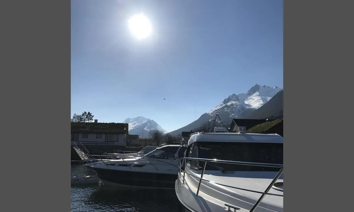 Sæbø: {"base": "no", "no": "Bilde er tatt fra havna p\u00e5 S\u00e6b\u00f8 i Hj\u00f8rundfjord. Dette er innerst i havne, og bilde er tatt i mai.", "se": "Bildet \u00e4r taget fr\u00e5n hamnen i S\u00e6b\u00f8 i Hj\u00f8rundfjord. Detta \u00e4r l\u00e4ngst in i hamnen, och bilden \u00e4r tagen i maj.", "en": "The picture is taken from the harbor at S\u00e6b\u00f8 in Hj\u00f8rundfjord. This is at the innermost part of the harbor, and the picture is taken in May.", "da": "Billedet er taget fra havnen i S\u00e6b\u00f8 i Hj\u00f8rundfjord. Dette er inderst i havnen, og billedet er taget i maj."}