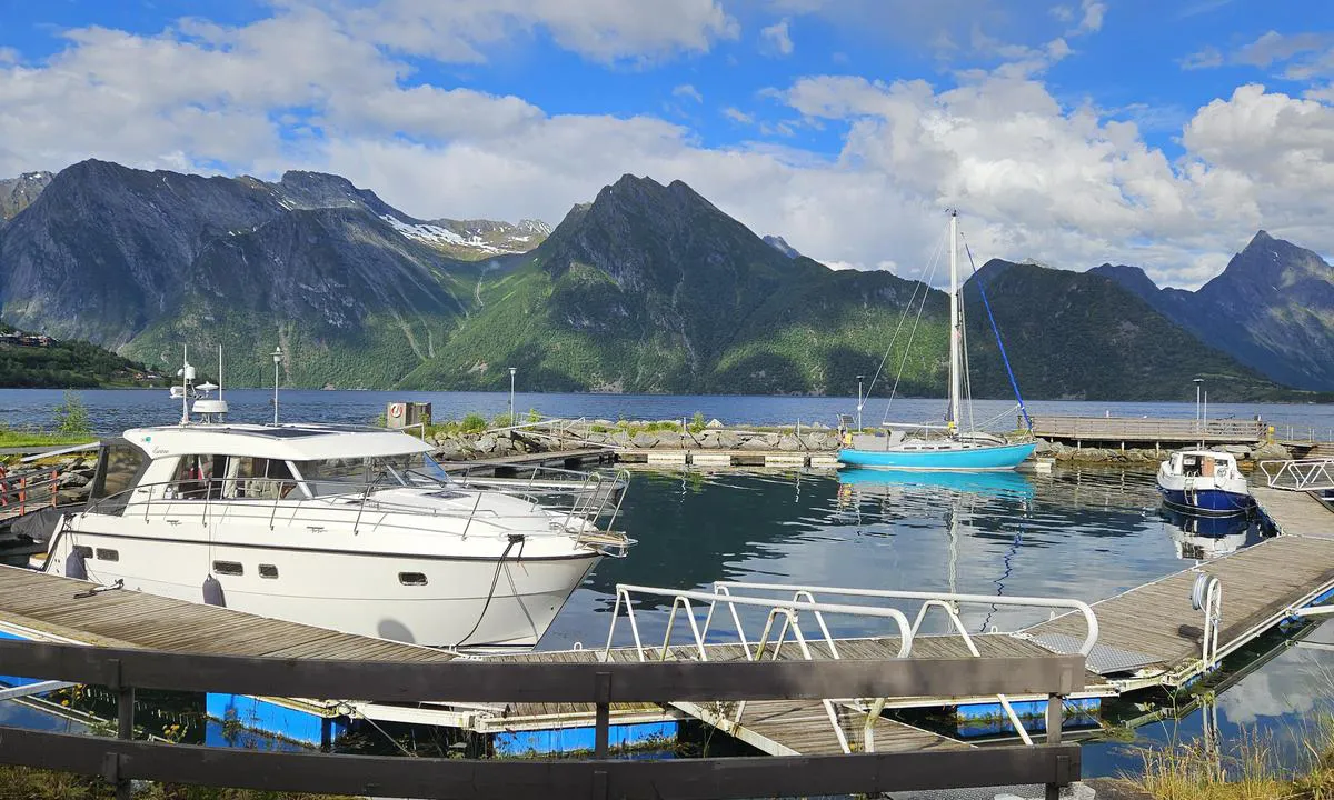 Sæbø: {"base": "no", "no": "Bilde fra indre havn, i bakgrunnen ser en fjellet \"Saksa\"", "se": "Bild fr\u00e5n inre hamnen, i bakgrunden ser man berget 'Saksa'", "en": "Picture from the inner harbor, in the background one sees the mountain 'Saksa'", "da": "Billede fra den indre havn, i baggrunden ser man bjerget 'Saksa'"}