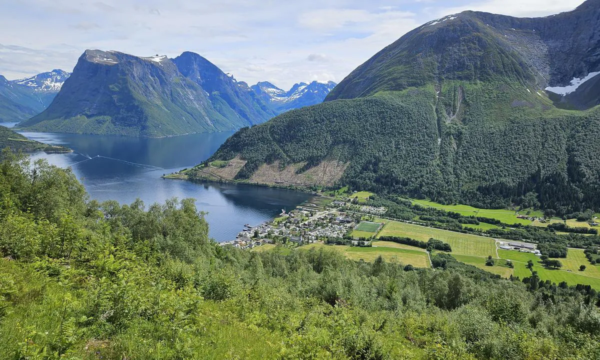 Sæbø: {"base": "no", "no": "Bilde fra en av de lette turene \"Gunnarr\u00e5sa\"", "se": "Bild fr\u00e5n en av de l\u00e4tta turerna \"Gunnarr\u00e5sa\"", "en": "Picture from one of the easy hikes 'Gunnarr\u00e5sa'", "da": "Billede fra en af de lette ture \"Gunnarr\u00e5sa\""}