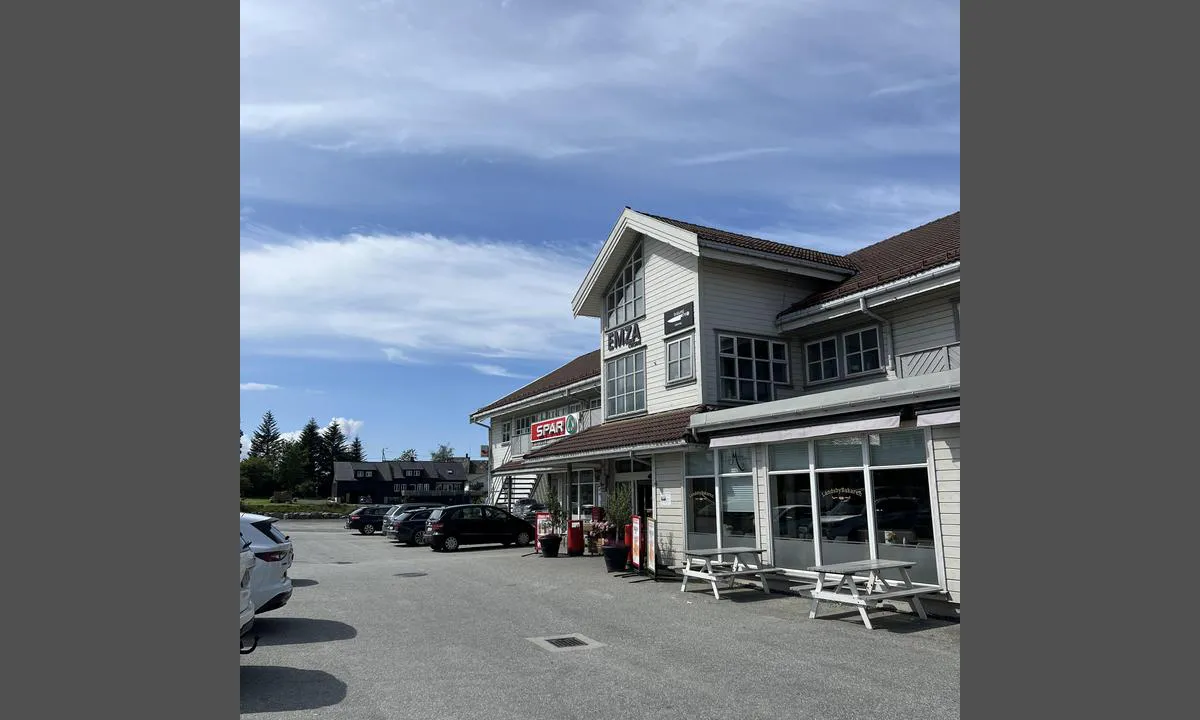 Sæbøvika: {"base": "no", "no": "SPAR-butikk fem minutters gange fra gjestehavnen", "se": "SPAR-butik fem minuters promenad fr\u00e5n g\u00e4sthamnen", "en": "SPAR store five minutes walk from the guest harbor", "da": "SPAR-butik fem minutters gang fra g\u00e6stehavnen"}