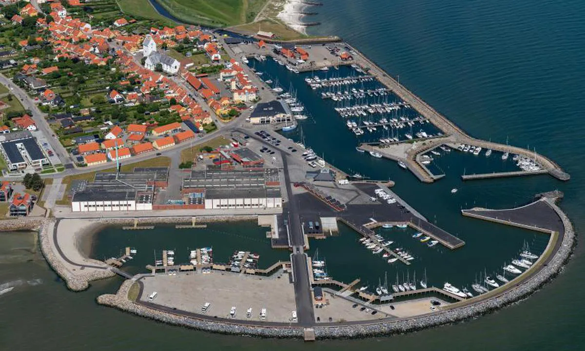 Sæby Havn: {"base": "da", "no": "Den nye utvidelsen av havnen (2021)", "se": "Den nya utvidgningen av hamnen (2021)", "en": "The new extension of the harbor (2021)", "da": "Den nye udvidelse af havnen (2021)"}