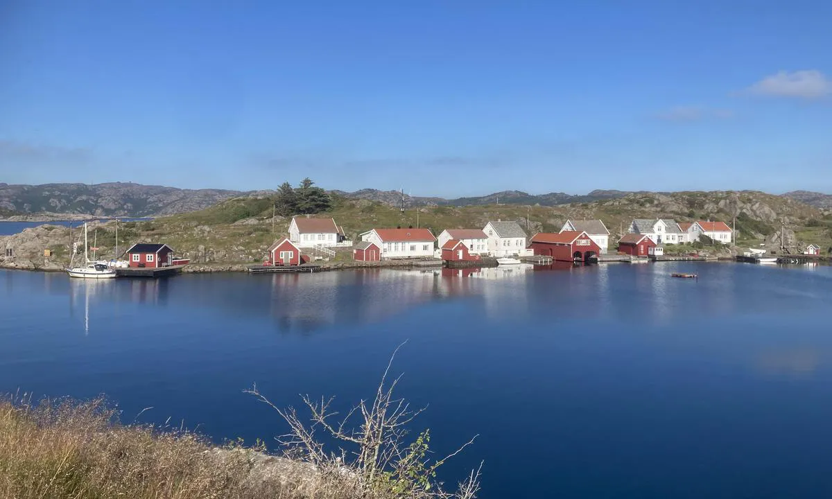 Sæløer: {"base": "da", "no": "Ved det r\u00f8de huset hvor b\u00e5ten ligger er en kommunal kai plass.", "se": "Vid det r\u00f6da huset d\u00e4r b\u00e5ten ligger finns en kommunal kajplats.", "en": "At the red house where the boat is moored, there is a municipal quay.", "da": "Ved det r\u00f8de hus hvor b\u00e5den ligger er en kommunal kajplads."}