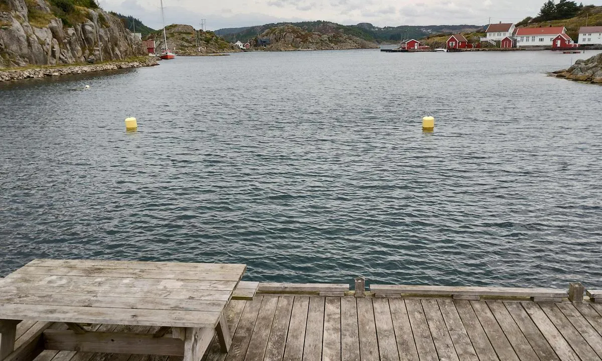 Sæløer: {"base": "en", "no": "P\u00e5 enden av bukten, en fri kai og fort\u00f8yning for \u00e5 legge til mellom.<br><br>Fine turer \u00e5 ta p\u00e5 klare stier.", "se": "Vid slutet av bukten finns en fri kaj och f\u00f6rt\u00f6jning att l\u00e4gga sig emellan.<br><br>Fina promenader att g\u00f6ras p\u00e5 tydliga stigar.", "en": "At the end of the bay, a free quay and mooring to lay between.\r\n\r\nNice walks to make on clear paths.", "da": "I enden af bugten er der en fri kaj og fort\u00f8jning til at l\u00e6gge sig mellem.<br><br>Fine vandreture kan foretages p\u00e5 klare stier.", "fr": "\u00c0 la fin de la baie, un quai gratuit et un mouillage \u00e0 poser entre.<br><br>Belles promenades \u00e0 faire sur des chemins d\u00e9gag\u00e9s.", "de": "Am Ende der Bucht, ein freier Kai und Anlegestellen zum Festmachen dazwischen.<p>Sch\u00f6ne Spazierg\u00e4nge auf klaren Wegen.</p>", "es": "Al final de la bah\u00eda, un muelle libre y amarre para descansar entre ellos. <br><br> Bonitos paseos para hacer en caminos despejados.", "it": "Alla fine della baia, un molo libero e un ormeggio per sostare.<br><br>Belle passeggiate da fare su sentieri ben tracciati.", "pt": "No final da ba\u00eda, um cais livre e ancoradouro para um espa\u00e7o entre.<br><br>Belos passeios para fazer em trilhas claras.", "nl": "Aan het einde van de baai, een vrije kade en aanlegplaats om tussen te liggen.<br/><br/>Mooie wandelingen te maken op duidelijke paden.", "pl": "Na ko\u0144cu zatoki znajduje si\u0119 wolny nabrze\u017ce i mo\u017cliwe jest cumowanie do przystani pomi\u0119dzy nimi.<br><br>Mi\u0142e spacery po wyra\u017anych \u015bcie\u017ckach.", "uk": "\u041d\u0430\u043f\u0440\u0438\u043a\u0456\u043d\u0446\u0456 \u0437\u0430\u0442\u043e\u043a\u0438 \u0454 \u0432\u0456\u043b\u044c\u043d\u0438\u0439 \u043f\u0440\u0438\u0447\u0430\u043b \u0456 \u043c\u0456\u0441\u0446\u0435 \u0434\u043b\u044f \u0448\u0432\u0430\u0440\u0442\u0443\u0432\u0430\u043d\u043d\u044f.<br><br>\u0413\u0430\u0440\u043d\u0456 \u043f\u0440\u043e\u0433\u0443\u043b\u044f\u043d\u043a\u0438 \u043c\u043e\u0436\u043d\u0430 \u0437\u0440\u043e\u0431\u0438\u0442\u0438 \u043f\u043e \u043e\u0431\u043b\u0430\u0448\u0442\u043e\u0432\u0430\u043d\u0438\u0445 \u0434\u043e\u0440\u0456\u0436\u043a\u0430\u0445.", "ro": "La cap\u0103tul golfului, un chei liber \u0219i locuri de acostare pentru a te a\u0219eza \u00eentre ele.\n\nPlimb\u0103ri frumoase de f\u0103cut pe trasee clare.", "tr": "Koyun sonunda, aralar\u0131nda demirleme ve yana\u015fma yap\u0131labilecek \u00fccretsiz bir r\u0131ht\u0131m bulunuyor.<br><br>A\u00e7\u0131k patikalarda yap\u0131lacak g\u00fczel y\u00fcr\u00fcy\u00fc\u015fler.", "el": "\u03a3\u03c4\u03bf \u03c4\u03ad\u03bb\u03bf\u03c2 \u03c4\u03bf\u03c5 \u03ba\u03cc\u03bb\u03c0\u03bf\u03c5, \u03bc\u03b9\u03b1 \u03b5\u03bb\u03b5\u03cd\u03b8\u03b5\u03c1\u03b7 \u03c0\u03c1\u03bf\u03b2\u03bb\u03ae\u03c4\u03b1 \u03ba\u03b1\u03b9 \u03b1\u03b3\u03ba\u03c5\u03c1\u03bf\u03b2\u03bf\u03bb\u03af\u03b1 \u03b3\u03b9\u03b1 \u03bd\u03b1 \u03c3\u03c4\u03b1\u03b8\u03bc\u03b5\u03cd\u03c3\u03b5\u03c4\u03b5 \u03b1\u03bd\u03ac\u03bc\u03b5\u03c3\u03b1.<br><br>\u03a9\u03c1\u03b1\u03af\u03bf\u03b9 \u03c0\u03b5\u03c1\u03af\u03c0\u03b1\u03c4\u03bf\u03b9 \u03bd\u03b1 \u03ba\u03ac\u03bd\u03b5\u03c4\u03b5 \u03c3\u03b5 \u03ba\u03b1\u03b8\u03b1\u03c1\u03ac \u03bc\u03bf\u03bd\u03bf\u03c0\u03ac\u03c4\u03b9\u03b1.", "cs": "Na konci z\u00e1livu je voln\u00e9 molo a kotevn\u00ed m\u00edsto mezi nimi.<br><br>P\u0159\u00edjemn\u00e9 proch\u00e1zky po upraven\u00fdch cest\u00e1ch.", "hu": "A \u00f6b\u00f6l v\u00e9g\u00e9ben egy ingyenes rakpart \u00e9s kik\u00f6t\u0151 tal\u00e1lhat\u00f3, ahol meg\u00e1llhat.<br><br>Sz\u00e9p s\u00e9t\u00e1kat lehet tenni tiszta \u00f6sv\u00e9nyeken.", "fi": "Lahden p\u00e4\u00e4ss\u00e4 on vapaa laituri ja kiinnitysmahdollisuus.<br><br>Hyvi\u00e4 k\u00e4velyretki\u00e4 selkeill\u00e4 poluilla.", "bg": "\u0412 \u043a\u0440\u0430\u044f \u043d\u0430 \u0437\u0430\u043b\u0438\u0432\u0430 \u0438\u043c\u0430 \u0431\u0435\u0437\u043f\u043b\u0430\u0442\u0435\u043d \u043a\u0435\u0439 \u0438 \u043c\u044f\u0441\u0442\u043e \u0437\u0430 \u0448\u0432\u0430\u0440\u0442\u043e\u0432\u0430\u043d\u0435.<br><br>\u041f\u0440\u0438\u044f\u0442\u043d\u0438 \u0440\u0430\u0437\u0445\u043e\u0434\u043a\u0438 \u043f\u043e \u043e\u0431\u043e\u0437\u043d\u0430\u0447\u0435\u043d\u0438 \u043f\u044a\u0442\u0435\u043a\u0438.", "sr": "Na kraju zaliva, besplatni kej i vez za pristajanje. <br><br>Lepi \u0161etnje za u\u017eivanje na ure\u0111enim stazama.", "et": "Lahe l\u00f5pus on tasuta kai ja kinnituskoht, kus saab peatuda.\n\nIlusad jalutusk\u00e4igud selgetel radadel.", "lv": "L\u012b\u010da gal\u0101 - br\u012bvais piest\u0101tne un piest\u0101tne, kur\u0101 atrasties laika gait\u0101. <br> Skaistas pastaigas pa skaidriem ce\u013ciem.", "lt": "\u012elankos gale - laisva krantin\u0117 ir \u0161vartavimosi vieta tarp j\u0173. Puik\u016bs pasivaik\u0161\u010diojimai ai\u0161kiais takais."}