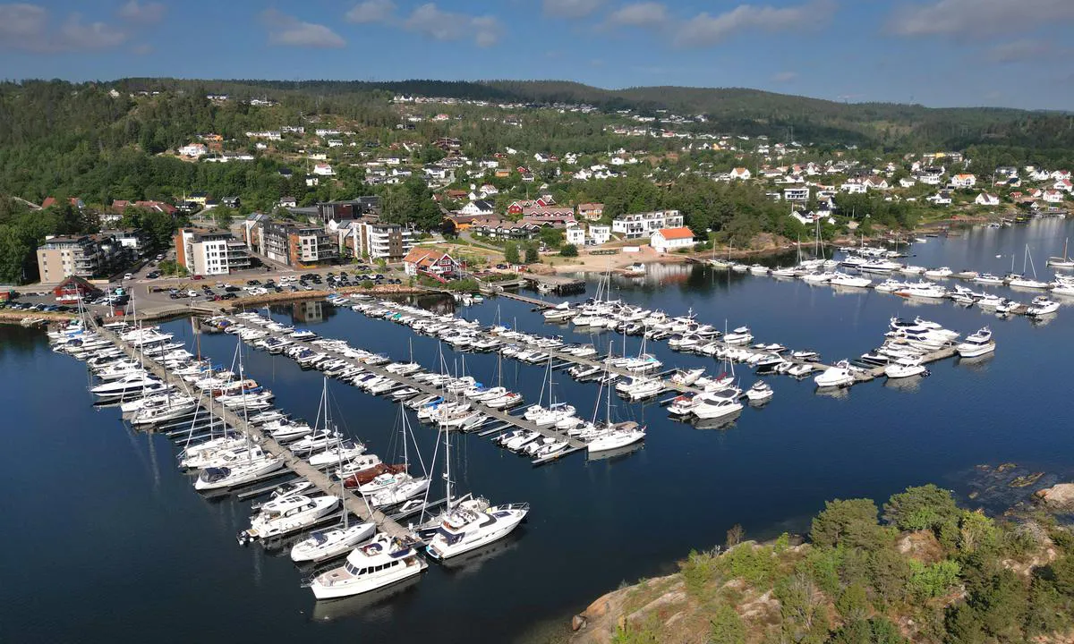 Sætre Båtforening: {"base": "no", "no": "S\u00e6tre havn. Gjestebrygge i nordre del, men ogs\u00e5 longsideplasser p\u00e5 enden av pir 1-3 som leies ut av seilforening.", "se": "S\u00e6tre hamn. G\u00e4stbrygga i norra delen, men ocks\u00e5 l\u00e5ngsidesplatser i slutet av pir 1-3 som hyrs ut av segelf\u00f6reningen.", "en": "S\u00e6tre harbour. Guest dock in the northern part, but also alongside berths at the end of pier 1-3 that are rented out by the sailing association.", "da": "S\u00e6tre havn. G\u00e6stebro i den nordlige del, men ogs\u00e5 longsidepladser for enden af pirl 1-3, som udlejes af sejlforeningen."}