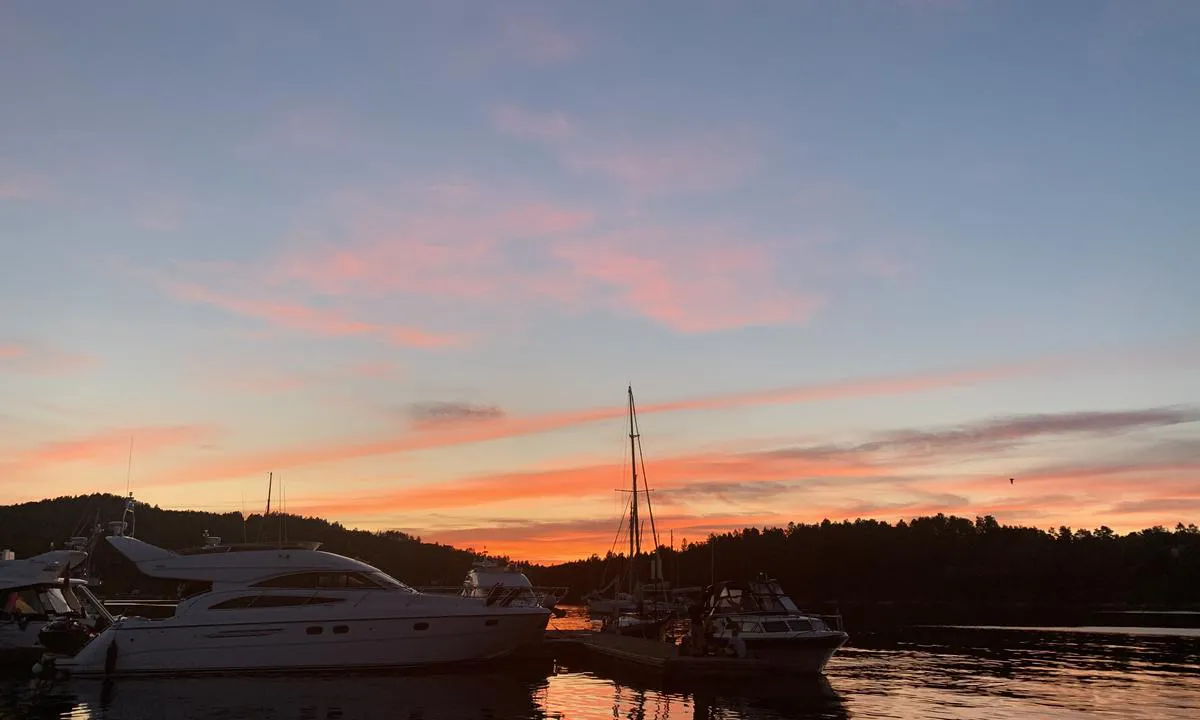 Sætre Båtforening: {"base": "no", "no": "Brygga p\u00e5 S\u00e6tre.", "se": "Bryggan p\u00e5 S\u00e6tre.", "en": "The dock at S\u00e6tre.", "da": "Bryggen p\u00e5 S\u00e6tre."}