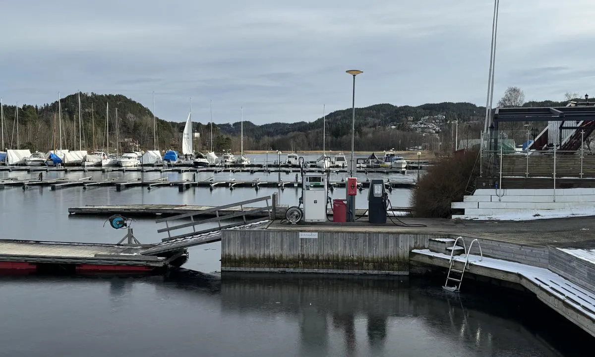Sætre Båtforening: {"base": "no", "no": "Deivstoff fylling i S\u00e6tre", "se": "Dieselp\u00e5fyllning i S\u00e6tre", "en": "Fuel filling in S\u00e6tre", "da": "Br\u00e6ndstofp\u00e5fyldning i S\u00e6tre", "fr": "Approvisionnement en carburant \u00e0 S\u00e6tre", "de": "Treibstofff\u00fcllung in S\u00e6tre", "es": "Relleno de combustible en S\u00e6tre", "it": "Rifornimento carburante a S\u00e6tre", "pt": "Abastecimento de combust\u00edvel em S\u00e6tre", "nl": "Brandstof vullen in S\u00e6tre", "pl": "Tankowanie paliwa w S\u00e6tre", "uk": "\u0417\u0430\u043f\u0440\u0430\u0432\u043a\u0430 \u043f\u0430\u043b\u0438\u0432\u0430 \u0443 \u0421\u0435\u0442\u0440\u0435", "ro": "Umplere cu combustibil \u00een S\u00e6tre", "tr": "S\u00e6tre'de yak\u0131t doldurma", "el": "\u0391\u03bd\u03b5\u03c6\u03bf\u03b4\u03b9\u03b1\u03c3\u03bc\u03cc\u03c2 \u03ba\u03b1\u03c5\u03c3\u03af\u03bc\u03c9\u03bd \u03c3\u03c4\u03bf S\u00e6tre", "cs": "\u010cerp\u00e1n\u00ed paliva v S\u00e6tre", "hu": "\u00dczemanyag felt\u00f6lt\u00e9s S\u00e6tre-ben", "fi": "Polttoaineen t\u00e4ytt\u00f6 Saetress\u00e4", "bg": "\u0417\u0430\u0440\u0435\u0436\u0434\u0430\u043d\u0435 \u0441 \u0433\u043e\u0440\u0438\u0432\u043e \u0432 \u0421\u0435\u0442\u0440\u0435", "sr": "Nadopunjavanje goriva u S\u00e6tre", "et": "Diiselk\u00fctuse tankimine S\u00e6tres", "lv": "Degvielas uzpilde S\u0113tr\u0113", "lt": "Dyzelino papildymas S\u00e6tre"}