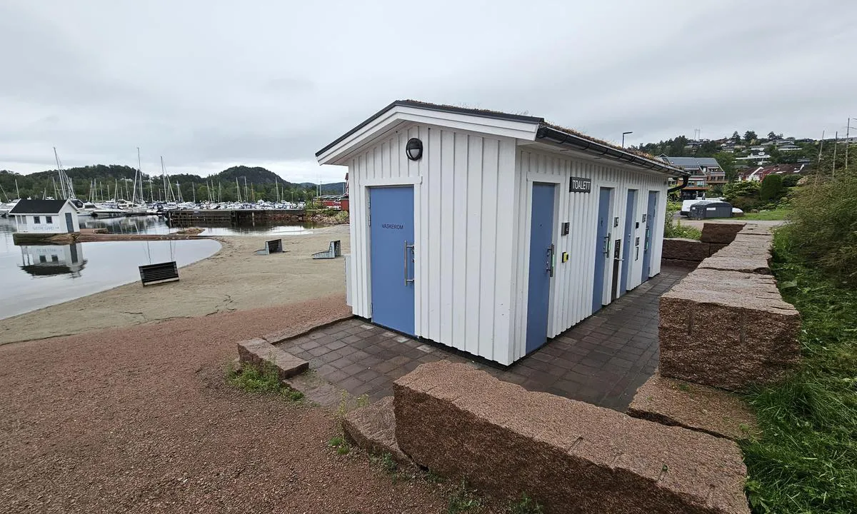 Sætre gjestehavn: {"base": "no", "no": "Dusj og do", "se": "Dusch och toalett", "en": "Shower and toilet", "da": "Brusebad og toilet"}
