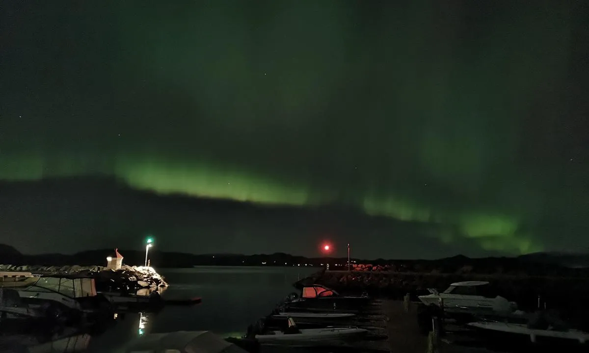 Sævarhagen - Rommetveit Båtlag: {"base": "no", "no": "Nordlys over havna i februar 2023", "se": "Norrsken \u00f6ver hamnen i februari 2023", "en": "Northern lights over the harbor in February 2023", "da": "Nordlys over havnen i februar 2023"}