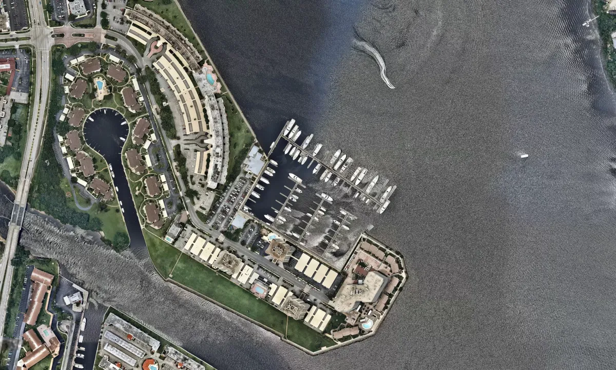 Flyfoto av Safe Harbor Old Port Cove