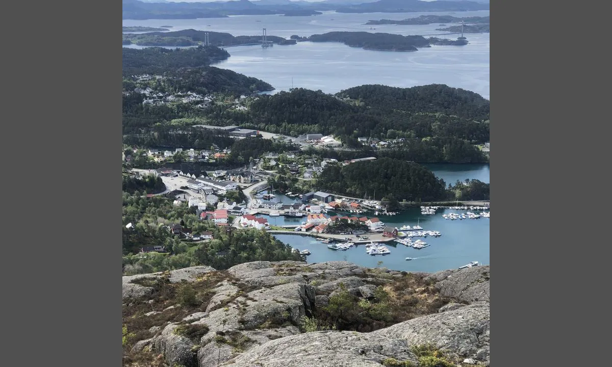 Oversiktsbilde (i stor størrelse) over havneområdet i Sagvåg.