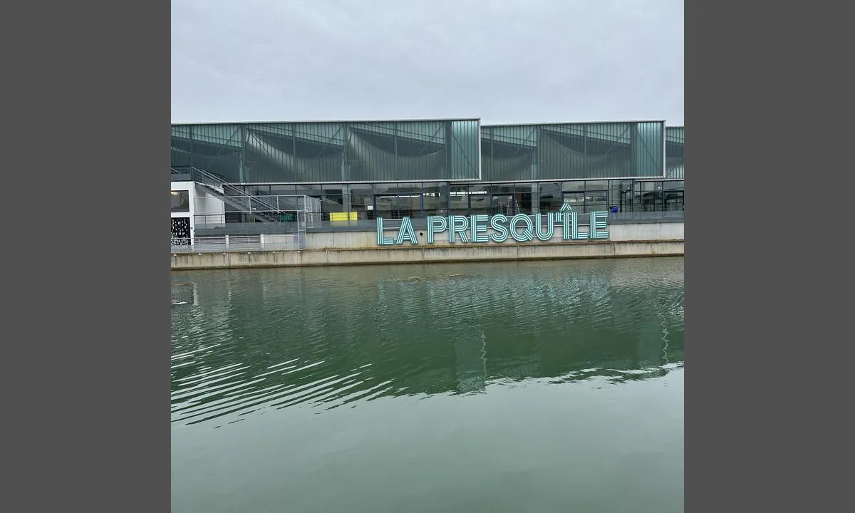 Saint-Dizier: {"base": "en", "no": "Det offentlige sv\u00f8mmehallen p\u00e5 motsatt side av havnen tilbyr dusj, badstue og WC.", "se": "Den allm\u00e4nna simhallen p\u00e5 andra sidan hamnen erbjuder dusch, bastu och WC.", "en": "The public swimming hall on the opposite side of the harbour offers shower, sauna and WC.", "da": "Sv\u00f8mmehallen p\u00e5 den modsatte side af havnen tilbyder bruser, sauna og toilet."}