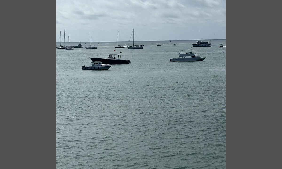 Salinas - Ecuador: {"base": "no", "no": "Viser SY Carpe Diem II p\u00e5 svai for anker. Satt p\u00e5 5,5 meter i god sand bund", "se": "Visar SY Carpe Diem II p\u00e5 svaj f\u00f6r ankar. Satte p\u00e5 5,5 meter i god sandbotten", "en": "Shows SY Carpe Diem II at anchor. Set at 5.5 meters in good sand bottom.", "da": "Viser SY Carpe Diem II for svaj for anker. Sat p\u00e5 5,5 meter i god sand bund", "fr": "Montre le SY Carpe Diem II au mouillage \u00e0 l'ancre. Ancr\u00e9 \u00e0 5,5 m\u00e8tres dans un bon fond de sable", "de": "Zeigt SY Carpe Diem II auf Reede vor Anker. Auf 5,5 Metern in gutem Sandboden gesetzt.", "es": "Muestra el SY Carpe Diem II fondeado. Anclado a 5,5 metros en buen fondo de arena", "it": "Mostra SY Carpe Diem II alla fonda all'ancora. Impostato a 5,5 metri in buona sabbia di fondo", "pt": "Mostrando SY Carpe Diem II ancorado \u00e0 deriva. Ancorado em 5,5 metros de boa areia no fundo.", "nl": "Toont SY Carpe Diem II ten anker. Gelegd op 5,5 meter in goede zandbodem.", "pl": "Pokazano SY Carpe Diem II zakotwiczon\u0105 na kotwicy. Usiad\u0142a na 5,5 metra w dobrym piaskowym dnie.", "uk": "\u041f\u043e\u043a\u0430\u0437\u0443\u0454 SY Carpe Diem II \u043d\u0430 \u044f\u043a\u043e\u0440\u0456. \u0417\u0430\u043a\u0440\u0456\u043f\u043b\u0435\u043d\u0438\u0439 \u043d\u0430 \u0433\u043b\u0438\u0431\u0438\u043d\u0456 5,5 \u043c\u0435\u0442\u0440\u0456\u0432 \u0443 \u0445\u043e\u0440\u043e\u0448\u043e\u043c\u0443 \u043f\u0456\u0449\u0430\u043d\u043e\u043c\u0443 \u0434\u043d\u0456", "ro": "Arat\u0103 SY Carpe Diem II ancorat\u0103 la ancor\u0103. Ancorat\u0103 la 5,5 metri \u00een nisip bun.", "tr": "SY Carpe Diem II'nin demirde oldu\u011funu g\u00f6stermektedir. \u0130yi kum taban\u0131nda 5,5 metreye ayarlanm\u0131\u015f.", "el": "\u0394\u03b5\u03af\u03c7\u03bd\u03b5\u03b9 \u03c4\u03bf SY Carpe Diem II \u03bd\u03b1 \u03b2\u03c1\u03af\u03c3\u03ba\u03b5\u03c4\u03b1\u03b9 \u03b3\u03b9\u03b1 \u03b1\u03b3\u03ba\u03c5\u03c1\u03bf\u03b2\u03cc\u03bb\u03b9\u03bf \u03bc\u03b5 \u03ac\u03b3\u03ba\u03c5\u03c1\u03b1. \u03a4\u03bf \u03b1\u03b3\u03ba\u03c5\u03c1\u03bf\u03b2\u03cc\u03bb\u03b9\u03bf \u03c3\u03b5 \u03b2\u03ac\u03b8\u03bf\u03c2 5,5 \u03bc\u03ad\u03c4\u03c1\u03c9\u03bd \u03c3\u03b5 \u03ba\u03b1\u03bb\u03ae \u03b1\u03bc\u03bc\u03ce\u03b4\u03b7 \u03b2\u03ac\u03c3\u03b7.", "cs": "Zobrazuje SY Carpe Diem II zakotvenou na kotv\u011b. Kotva byla spu\u0161t\u011bna na 5,5 metru v dobr\u00e9m p\u00edse\u010dn\u00e9m dn\u011b.", "hu": "SY Carpe Diem II horgonya vesztegel. 5,5 m\u00e9teren j\u00f3 homokos fen\u00e9ken r\u00f6gz\u00edtve", "fi": "N\u00e4ytet\u00e4\u00e4n SY Carpe Diem II ankkurissa. Kiinnitetty 5,5 metrin syvyydess\u00e4 hyv\u00e4ll\u00e4 hiekkapohjalla.", "bg": "\u041f\u043e\u043a\u0430\u0437\u0432\u0430 SY Carpe Diem II \u043d\u0430 \u043a\u043e\u0442\u0432\u0430 \u0432 \u043e\u0442\u043a\u0440\u0438\u0442\u043e \u043c\u043e\u0440\u0435. \u0417\u0430\u043a\u043e\u0442\u0432\u0435\u043d \u043d\u0430 5,5 \u043c\u0435\u0442\u0440\u0430 \u0432 \u0434\u043e\u0431\u0440\u0430 \u043f\u044f\u0441\u044a\u0447\u043d\u0430 \u043e\u0441\u043d\u043e\u0432\u0430.", "sr": "Prikazuje SY Carpe Diem II na sidri\u0161tu. Postavljen na 5,5 metara u dobrom peskovitom dnu.", "et": "N\u00e4itab SY Carpe Diem II ankrus, \u00f5hus. Ankrusse pandud 5,5 meetri s\u00fcgavusel heas liivases p\u00f5hjas.", "lv": "Par\u0101da SY Carpe Diem II, kas ir izmetis enkuru. Uzst\u0101d\u012bts uz 5,5 metriem lab\u0101s smilt\u012bs.", "lt": "Parodoma SY Carpe Diem II inkaru ant svyruoklio. \u012esausta 5,5 metr\u0173 gylyje geroje sm\u0117lio apa\u010dioje."}