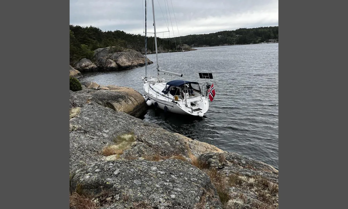 Saltholmen - Skjærhalden: {"base": "no", "no": "God dybde inntil fjellet, fint \u00e5 legge til longside Alternativt med anker akter. Lett \u00e5 komme i land. Fort\u00f8ying med kiler i bergsprekker.", "se": "Godt djup \u00e4nda in till berget, fint att l\u00e4gga till l\u00e5ngsides. Alternativt med ankare akter. L\u00e4tt att komma i land. F\u00f6rt\u00f6jning med kilar i bergssprickor.", "en": "Good depth up to the rock, ideal for mooring alongside. Alternatively, anchor at the stern. Easy to come ashore. Mooring with wedges in rock crevices.", "da": "God dybde indtil klippen, fint at l\u00e6gge til langside. Alternativt med anker agter. Let at komme i land. Fort\u00f8jning med kiler i klippespr\u00e6kker.", "fr": "Bonne profondeur jusqu'au rocher, id\u00e9al pour amarrer longside. Alternative avec une ancre \u00e0 l'arri\u00e8re. Facile de d\u00e9barquer. Amarrage avec des coins dans les fissures de la roche.", "de": "Gute Tiefe bis zum Felsen, gut geeignet zum l\u00e4ngsseits Anlegen. Alternativ mit Anker am Heck. Einfaches Landen. Befestigung mit Keilen in Felsspalten.", "es": "Buena profundidad hasta la roca, es ideal para atracar de lado. Alternativamente, se puede usar el ancla en popa. F\u00e1cil desembarcar. Amarre con cu\u00f1as en las grietas de las rocas.", "it": "Buona profondit\u00e0 fino alla roccia, ideale per attraccare lateralmente. In alternativa, con ancora a poppa. Facile raggiungere la terraferma. Ormeggio con cunei nelle fessure delle rocce.", "pt": "Boa profundidade at\u00e9 \u00e0 rocha, bom para atracar ao lado. Alternativamente, com \u00e2ncora na popa. F\u00e1cil de desembarcar. Amarra\u00e7\u00e3o com cunhas nas fendas das rochas.", "nl": "Goede diepte tot aan de rots, mooi om langszij aan te leggen. Alternatief met anker achteruit. Makkelijk om aan land te komen. Bevestigen met wiggen in rotsspleten.", "pl": "Dobra g\u0142\u0119boko\u015b\u0107 przy skale, doskona\u0142e miejsce do cumowania wzd\u0142u\u017c burty. Alternatywnie z kotwic\u0105 na rufie. \u0141atwe doj\u015bcie na l\u0105d. Cumowanie za pomoc\u0105 klin\u00f3w w szczelinach skalnych.", "uk": "\u0413\u0430\u0440\u043d\u0430 \u0433\u043b\u0438\u0431\u0438\u043d\u0430 \u0431\u0456\u043b\u044f \u0441\u043a\u0435\u043b\u044f\u0441\u0442\u043e\u0433\u043e \u0431\u0435\u0440\u0435\u0433\u0430, \u0434\u043e\u0431\u0440\u0435 \u043f\u0440\u0438\u0448\u0432\u0430\u0440\u0442\u0443\u0432\u0430\u0442\u0438\u0441\u044f \u0431\u043e\u0440\u0442\u043e\u043c. \u0410\u043b\u044c\u0442\u0435\u0440\u043d\u0430\u0442\u0438\u0432\u043d\u043e \u0437 \u044f\u043a\u043e\u0440\u0435\u043c \u043d\u0430 \u043a\u043e\u0440\u043c\u0456. \u041b\u0435\u0433\u043a\u043e \u0434\u0456\u0441\u0442\u0430\u0442\u0438\u0441\u044f \u0434\u043e \u0431\u0435\u0440\u0435\u0433\u0430. \u0428\u0432\u0430\u0440\u0442\u043e\u0432\u043a\u0430 \u0437 \u0432\u0438\u043a\u043e\u0440\u0438\u0441\u0442\u0430\u043d\u043d\u044f\u043c \u043a\u043b\u0438\u043d\u0456\u0432 \u0443 \u0442\u0440\u0456\u0449\u0438\u043d\u0430\u0445 \u0441\u043a\u0435\u043b\u044c.", "ro": "Ad\u00e2ncime bun\u0103 p\u00e2n\u0103 la st\u00e2nc\u0103, ideal pentru acostare lateral\u0103. Alternativ, pute\u021bi ancora la pup\u0103. U\u0219or de debarcat. Lega\u021bi cu pene \u00een cr\u0103p\u0103turi de st\u00e2nc\u0103.", "tr": "Kayal\u0131\u011fa kadar iyi derinlik, board taraf\u0131na yana\u015fmak g\u00fczel Alternatif olarak k\u0131\u00e7tan demir atarak. Karaya \u00e7\u0131kmak kolay. Kayalardaki \u00e7atlaklara takozlarla ba\u011flama.", "el": "\u039a\u03b1\u03bb\u03ae \u03b2\u03ac\u03b8\u03bf\u03c2 \u03bc\u03ad\u03c7\u03c1\u03b9 \u03c4\u03bf\u03bd \u03b2\u03c1\u03ac\u03c7\u03bf, \u03c9\u03c1\u03b1\u03af\u03bf \u03bd\u03b1 \u03c0\u03c1\u03cc\u03c3\u03b4\u03b5\u03c3\u03b7 \u03c0\u03bb\u03b1\u03b3\u03af\u03c9\u03c2 \u0395\u03bd\u03b1\u03bb\u03bb\u03b1\u03ba\u03c4\u03b9\u03ba\u03ac \u03bc\u03b5 \u03ac\u03b3\u03ba\u03c5\u03c1\u03b1 \u03c3\u03c4\u03b7\u03bd \u03c0\u03c1\u03cd\u03bc\u03bd\u03b7. \u0395\u03cd\u03ba\u03bf\u03bb\u03b7 \u03c0\u03c1\u03cc\u03c3\u03b2\u03b1\u03c3\u03b7 \u03c3\u03c4\u03b7 \u03c3\u03c4\u03b5\u03c1\u03b9\u03ac. \u03a0\u03c1\u03cc\u03c3\u03b4\u03b5\u03c3\u03b7 \u03bc\u03b5 \u03c3\u03c6\u03ae\u03bd\u03b5\u03c2 \u03c3\u03b5 \u03c3\u03c7\u03b9\u03c3\u03bc\u03ad\u03c2 \u03b2\u03c1\u03ac\u03c7\u03c9\u03bd.", "cs": "Dobr\u00e1 hloubka a\u017e k \u00fatesu, vhodn\u00e9 pro p\u0159ist\u00e1n\u00ed bokem. Alternativn\u011b se zadn\u00edm kotv\u00fdm. Snadn\u00e9 vystoupen\u00ed na b\u0159eh. P\u0159iv\u00e1z\u00e1n\u00ed pomoc\u00ed kl\u00edn\u016f do puklin ve sk\u00e1le.", "hu": "J\u00f3 m\u00e9lys\u00e9g a szikl\u00e1hoz k\u00f6zel, ide\u00e1lis az oldalhoz kik\u00f6t\u00e9shez. Alternat\u00edv megold\u00e1sk\u00e9nt horgony h\u00e1tul. K\u00f6nnyen ki lehet sz\u00e1llni. Kik\u00f6t\u00e9s \u00e9kekkel sziklahasad\u00e9kokban.", "fi": "Hyv\u00e4 syvyys kallion puolelle, hienoa kiinnitty\u00e4 kyljitt\u00e4in Vaihtoehtoisesti ankkurilla per\u00e4ss\u00e4. Helppo tulla maihin. Kiinnitys kiilojen avulla kallion rakoihin.", "bg": "\u0414\u043e\u0431\u0440\u0430 \u0434\u044a\u043b\u0431\u043e\u0447\u0438\u043d\u0430 \u0434\u043e \u0441\u043a\u0430\u043b\u0430\u0442\u0430, \u0443\u0434\u043e\u0431\u043d\u043e \u0437\u0430 \u043f\u0440\u0438\u0441\u0442\u0430\u0432\u0430\u043d\u0435 longside. \u0410\u043b\u0442\u0435\u0440\u043d\u0430\u0442\u0438\u0432\u043d\u043e \u0441 \u043a\u043e\u0442\u0432\u0430 \u043e\u0442\u0437\u0430\u0434. \u041b\u0435\u0441\u043d\u043e \u0441\u043b\u0438\u0437\u0430\u043d\u0435 \u043d\u0430 \u0431\u0440\u0435\u0433\u0430. \u0410\u043a\u043e\u0441\u0442\u0438\u0440\u0430\u043d\u0435 \u0441 \u043a\u043b\u0438\u043d\u043e\u0432\u0435 \u0432 \u043f\u0443\u043a\u043d\u0430\u0442\u0438\u043d\u0438 \u043d\u0430 \u0441\u043a\u0430\u043b\u0430\u0442\u0430.", "sr": "\u0414\u043e\u0431\u0440\u0430 \u0434\u0443\u0431\u0438\u043d\u0430 \u0434\u043e \u0441\u0442\u0435\u043d\u0435, \u043b\u0435\u043f\u043e \u0437\u0430 \u043f\u0440\u0438\u0441\u0442\u0430\u0458\u0430\u045a\u0435 \u0443\u0437 \u0431\u043e\u043a. \u0410\u043b\u0442\u0435\u0440\u043d\u0430\u0442\u0438\u0432\u043d\u043e \u0441\u0430 \u0441\u0438\u0434\u0440\u043e\u043c \u043d\u0430 \u043a\u0440\u043c\u0438. \u041b\u0430\u043a\u043e \u0458\u0435 \u0438\u0437\u0430\u045b\u0438 \u043d\u0430 \u043e\u0431\u0430\u043b\u0443. \u0412\u0435\u0437\u0438\u0432\u0430\u045a\u0435 \u043a\u043b\u0438\u043d\u043e\u0432\u0438\u043c\u0430 \u0443 \u043f\u0443\u043a\u043e\u0442\u0438\u043d\u0430\u043c\u0430 \u0441\u0442\u0435\u043d\u0435.", "et": "Hea s\u00fcgavus kuni kaljuni, hea k\u00f5rvali kinnituda. Alternatiivina ankur taga. Kergesti maabuv. Kinnitumine kiiludega kaljul\u00f5hedesse.", "lv": "<p>Laba dzi\u013cuma piest\u0101tne l\u012bdz pat klintij, labi piest\u0101t gar borta Malu. Alternat\u012bvi, var izmantot enkuru aizmugur\u0113. Viegli nok\u013c\u016bt krast\u0101. Pietauvo\u0161an\u0101s ar \u0137\u012b\u013ciem klin\u0161u plais\u0101s.</p>", "lt": "Gerai nuoseklus gylis iki uolos, malonu prisi\u0161vartuoti i\u0161ilgai. Alternatyviai su inkaru gale. Lengva i\u0161lipti \u012f krant\u0105. \u0160vartavimas su plei\u0161tais uol\u0173 ply\u0161iuose."}