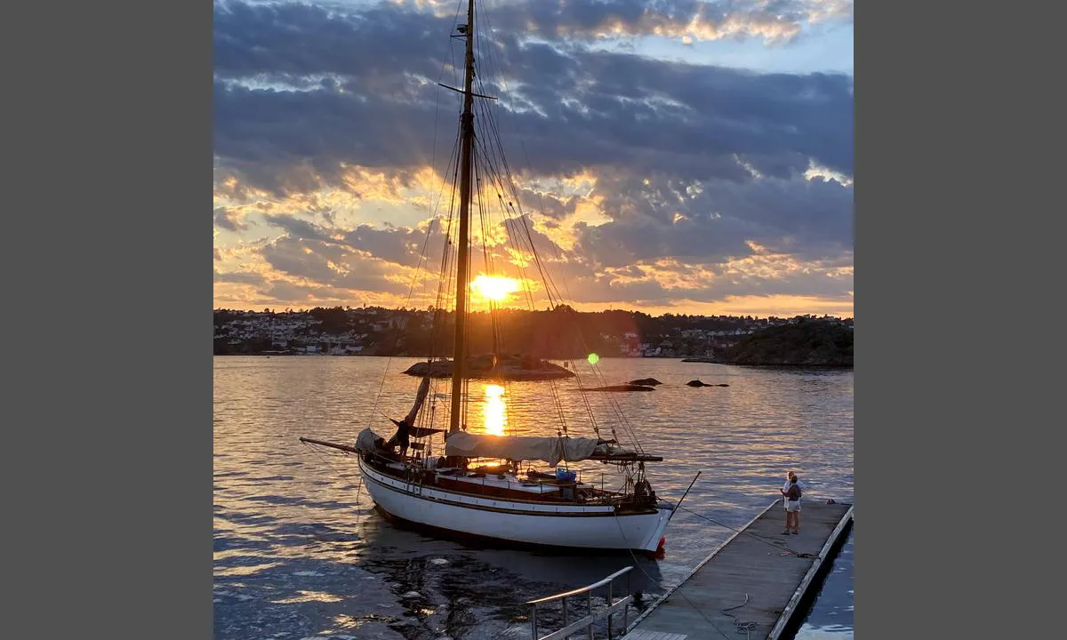 Saltneven - Kragerø Seilforening: {"base": "no", "no": "Storfint bes\u00f8k i restaurert Colin Archer-sk\u00f8yte (50 fot)", "se": "Storfint bes\u00f6k i restaurerad Colin Archer-skuta (50 fot)", "en": "Distinguished visit in restored Colin Archer cutter (50 feet)", "da": "Storartet bes\u00f8g i restaureret Colin Archer-sk\u00f8jte (50 fod)"}