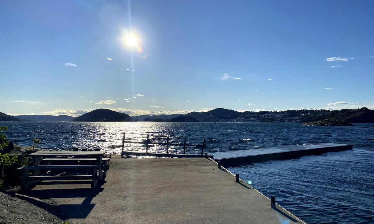 Saltneven - Kragerø Seilforening: {"base": "no", "no": "Skyfritt p\u00e5 langbryggene", "se": "Molnfritt p\u00e5 l\u00e5nga bryggorna", "en": "Clear skies on the long docks", "da": "Skyfrit p\u00e5 langbroerne"}