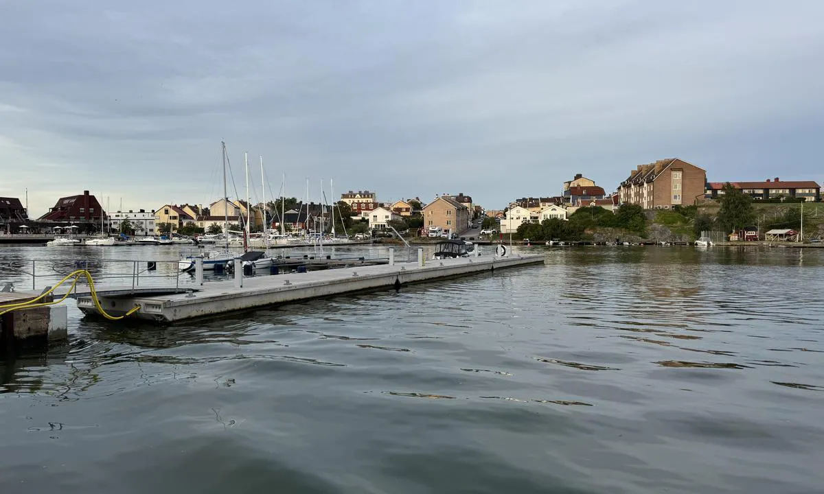 Saltö Fiskhamn: {"base": "no", "no": "Gjesteplassene i Salt\u00f6 Fiskhamn ligger eksponert til for b\u00f8lger fra passerende trafikk.", "se": "G\u00e4stplatserna i Salt\u00f6 Fiskhamn ligger exponerade f\u00f6r v\u00e5gor fr\u00e5n passerande trafik.", "en": "The guest berths in Salt\u00f6 Fish Harbour are exposed to waves from passing traffic.", "da": "G\u00e6stepladserne i Salt\u00f6 Fiskerihavn ligger udsat for b\u00f8lger fra forbipasserende trafik."}