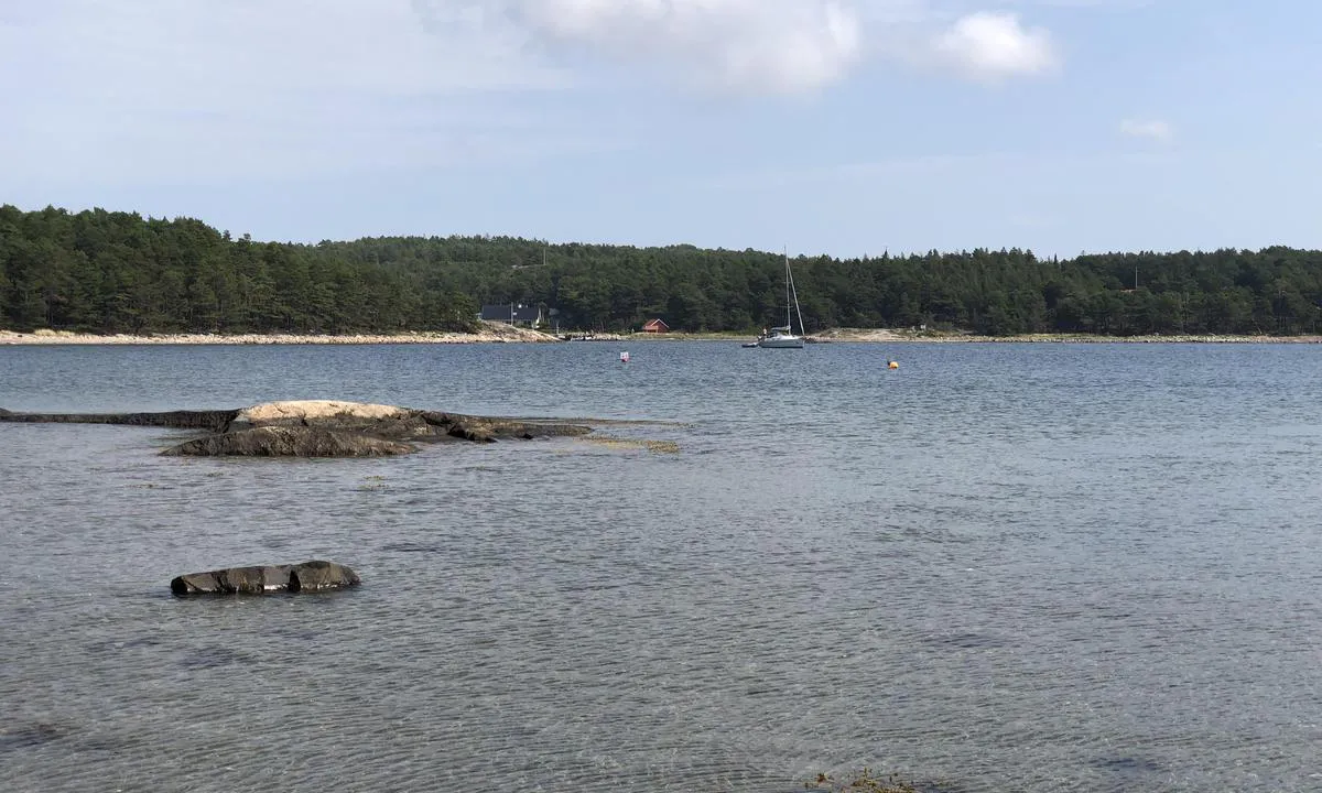 Seilbåt på svai utenfor Klippstranden på Saltö