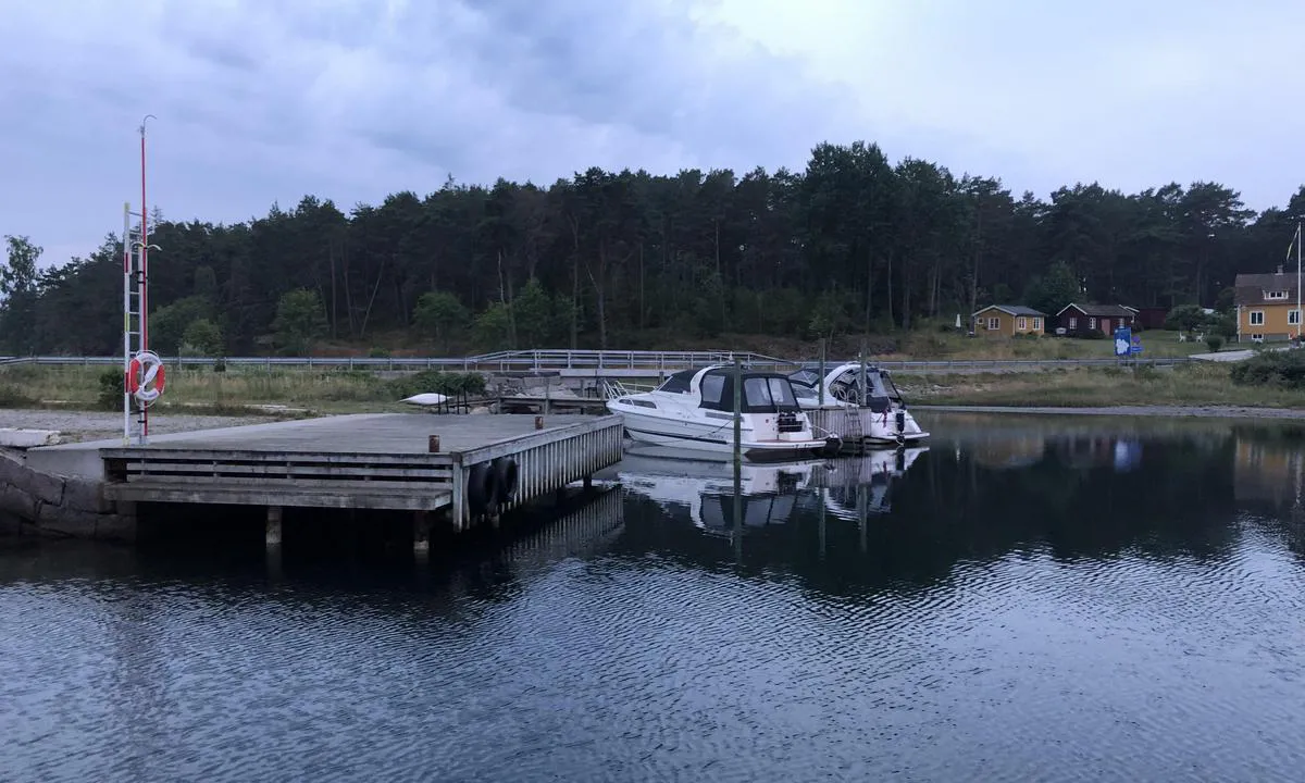Saltö - Tjärnö marina laboratorium: To båter ved gjestebrygga