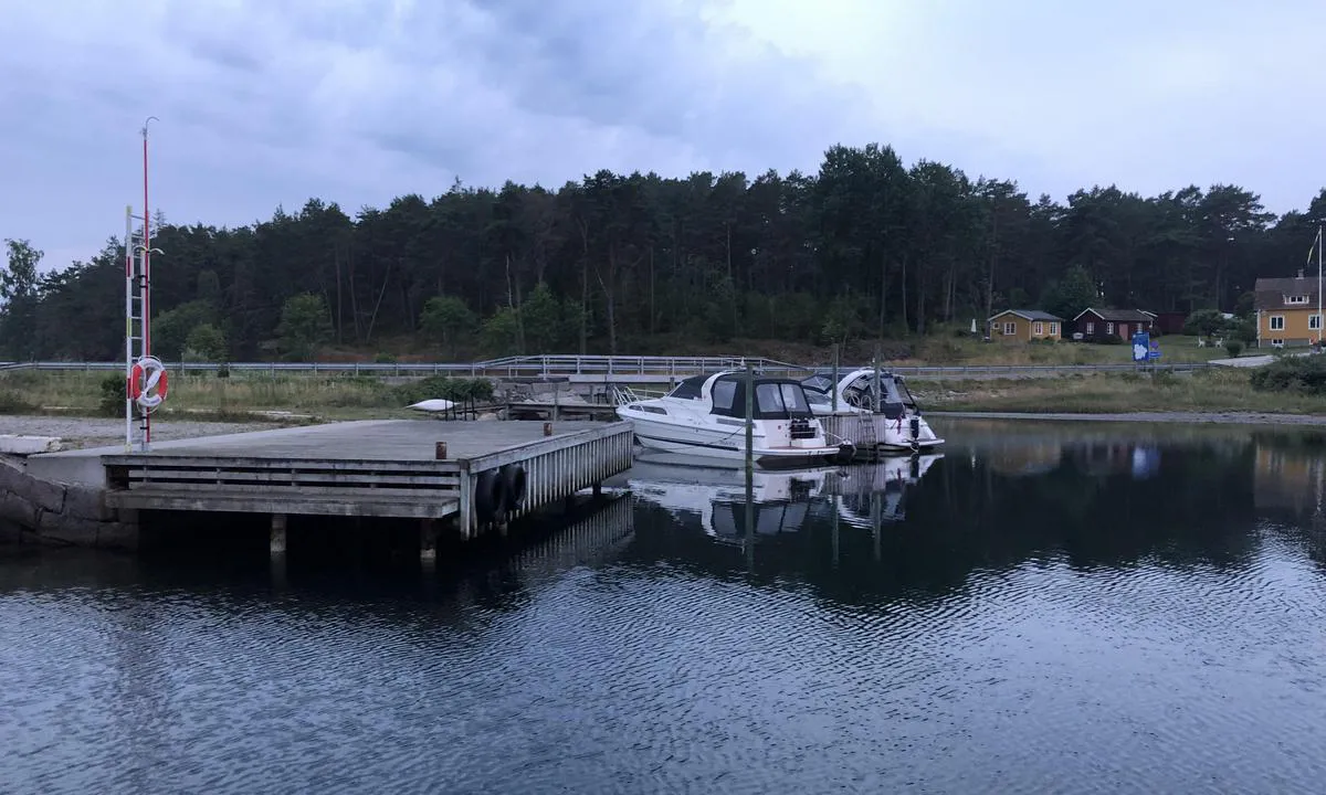 Saltö - Tjärnö marina laboratorium: {"base": "no", "no": "To b\u00e5ter ved gjestebrygga", "se": "Tv\u00e5 b\u00e5tar vid g\u00e4stbryggan", "en": "Two boats at the guest dock", "da": "To b\u00e5de ved g\u00e6stebroen"}