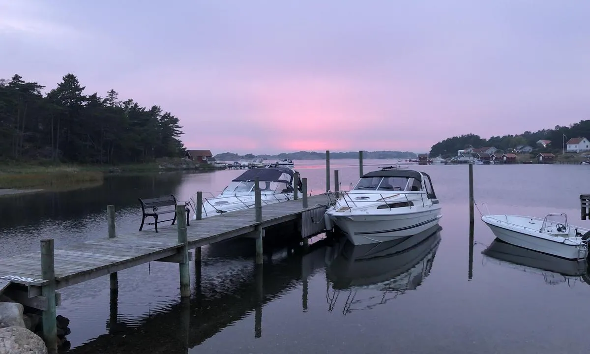 Saltö - Tjärnö marina laboratorium: {"base": "no", "no": "Ved Tj\u00e4rn\u00f6 Marina Laboratorium er det plass til to grunne b\u00e5ter.", "se": "Vid Tj\u00e4rn\u00f6 Marina Laboratorium finns det plats f\u00f6r tv\u00e5 grundg\u00e5ende b\u00e5tar.", "en": "At Tj\u00e4rn\u00f6 Marine Laboratory, there is room for two shallow-drafted boats.", "da": "Ved Tj\u00e4rn\u00f6 Marina Laboratorium er der plads til to lavvandede b\u00e5de."}