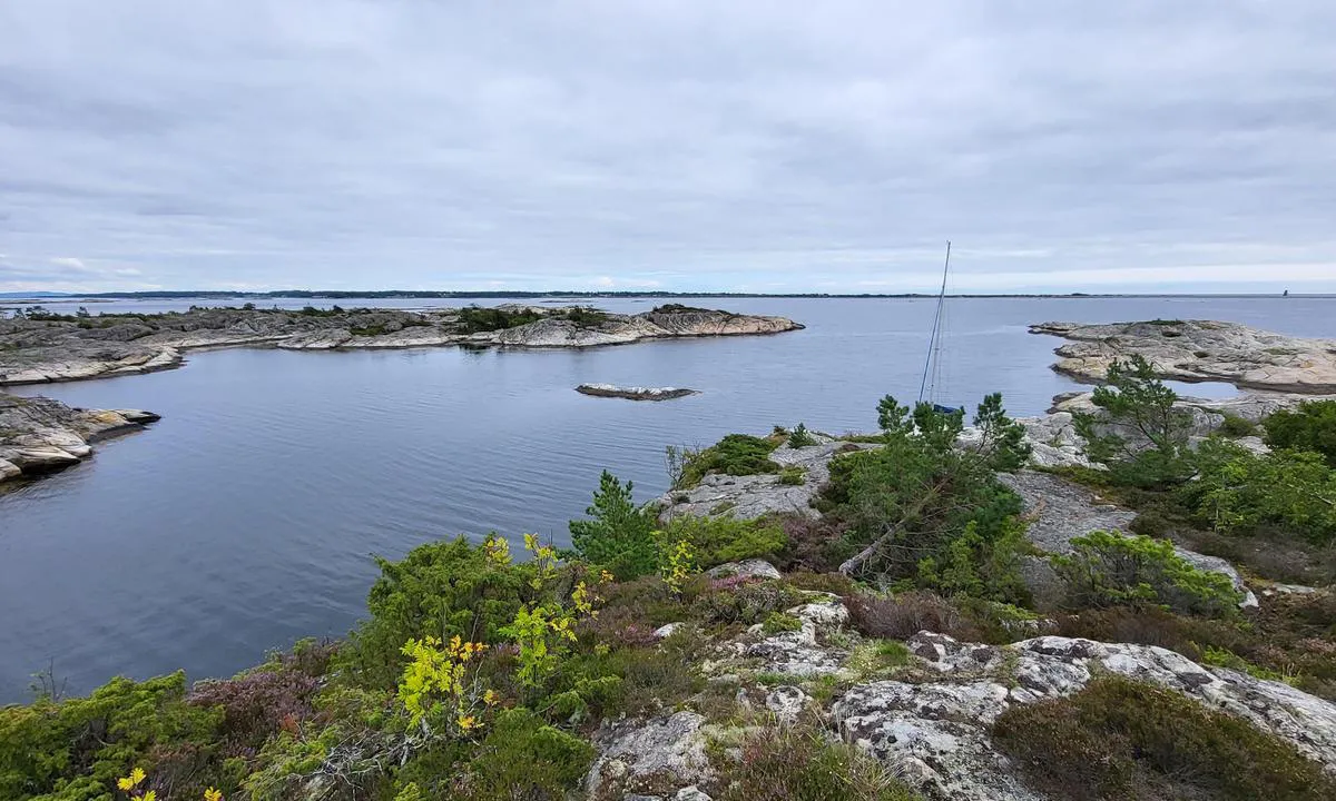 Saltsprøytene (Skratta): Åpent inn fra sør-vest for sjø og rester av ha dønninger. Mulig å ligge longside for seilbåt som på bildet (obs 1,3 meteren rett ved siden av). Mange bolter syd/bak seilbåten. Og mange bolter på oddene rundt i bukta