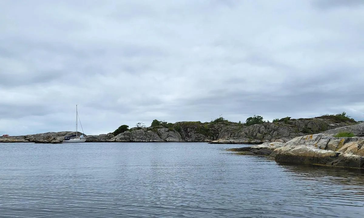 Nose inn mulig for seilbåter på berget til høyre i bildet (Skratta holmen). Også mulig nose inn og en longside mot Saltsprøytene (obs 1,3 meteren)