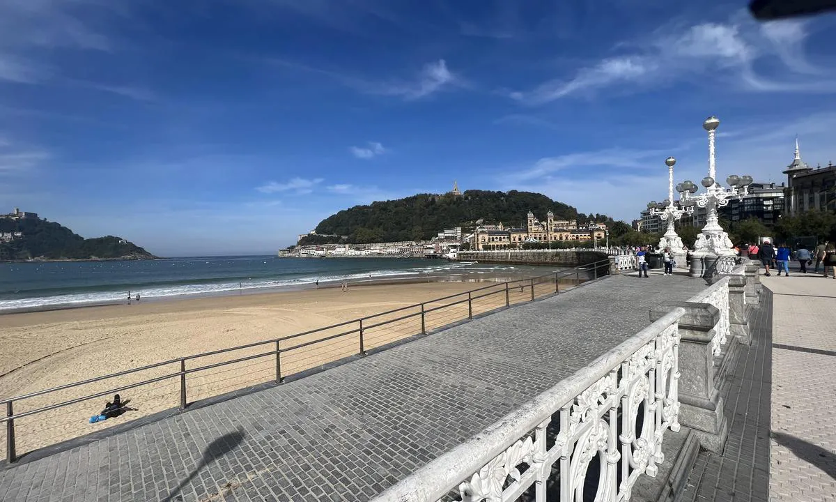 {"base": "no", "no": "Stor sandstrand. Men litt svell p\u00e5 ankringsplassen", "se": "Stor sandstrand. Men lite svall p\u00e5 ankringsplatsen", "en": "Large sandy beach. But a little swell at the anchorage", "da": "Stor sandstrand. Men lidt d\u00f8nning p\u00e5 ankerpladsen"}