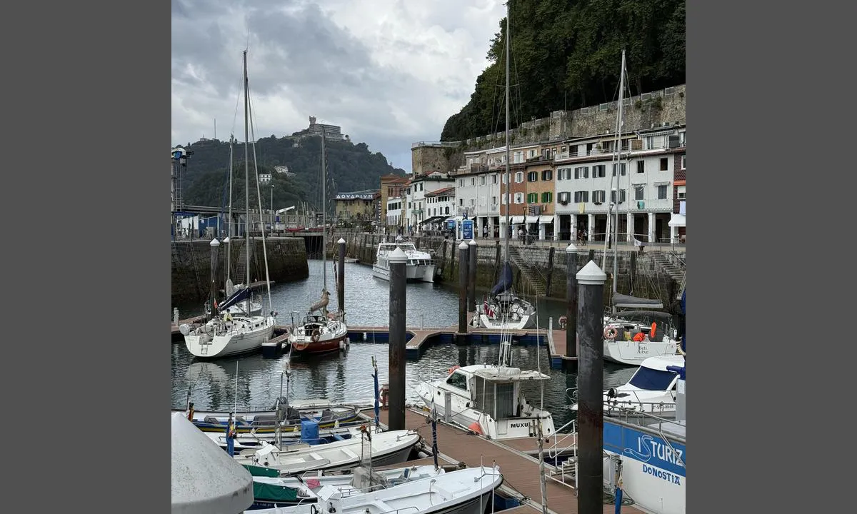 San Sebastian Marina: ITMA ytterst på gjestebryggen. Fin plass for seilbåt på 50 fot med 2,5m kjøl.