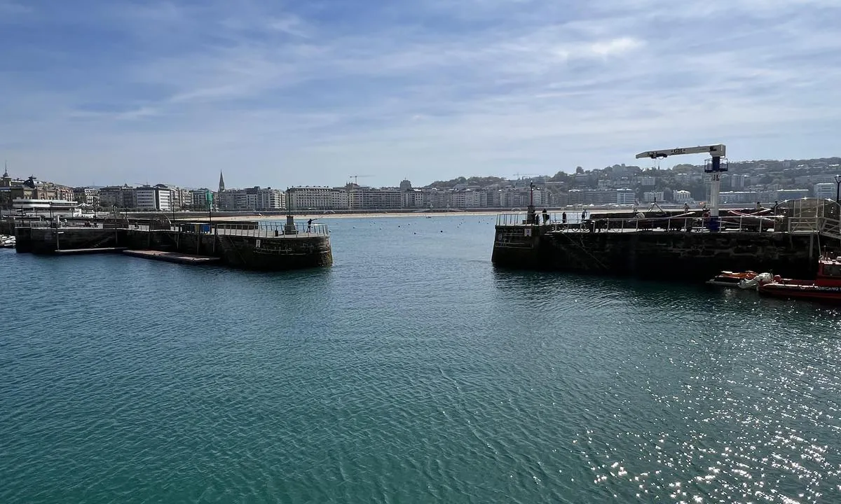 San Sebastian Marina: {"base": "no", "no": "Moloane ved innseglinga", "se": "Piren vid infarten", "en": "The breakwaters at the entrance", "da": "Molerne ved indsejlingen"}