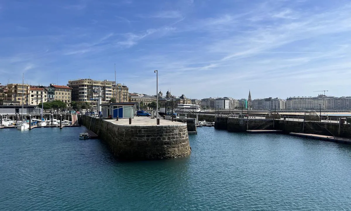 San Sebastian Marina: {"base": "no", "no": "Innseglinga til Marinaen", "se": "Inseglingen till Marinan", "en": "Entrance to the Marina", "da": "Indsejlingen til Marinaen"}