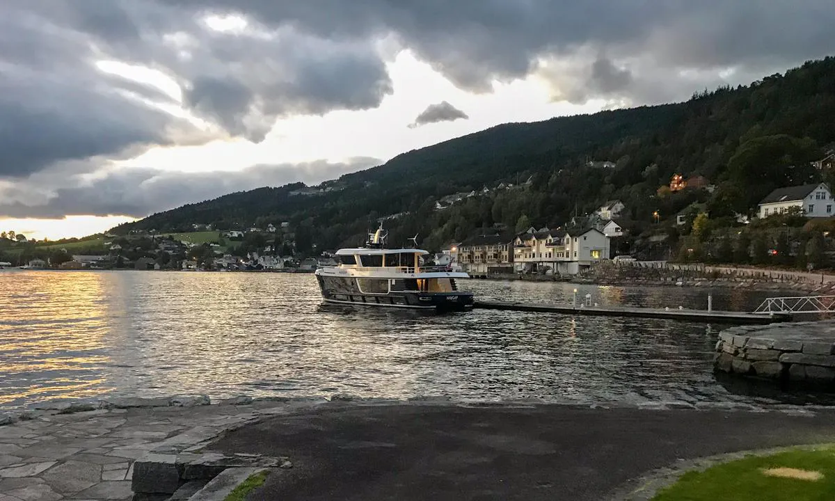 Sandane Gjestehavn: Båten ligger ytterst longside på bryggen