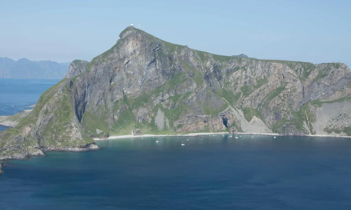 Sanden, Måstadvika : {"base": "no", "no": "Popul\u00e6r ankringsplass, i egnet v\u00e6r, utenfor Sanden N i M\u00e5stadvika", "se": "Popul\u00e4r ankringsplats, i l\u00e4mpligt v\u00e4der, utanf\u00f6r Sanden N i M\u00e5stadviken", "en": "Popular anchorage, in suitable weather, outside Sanden N in M\u00e5stadvika", "da": "Popul\u00e6r ankerplads, i egnet vejr, uden for Sanden N i M\u00e5stadvika"}