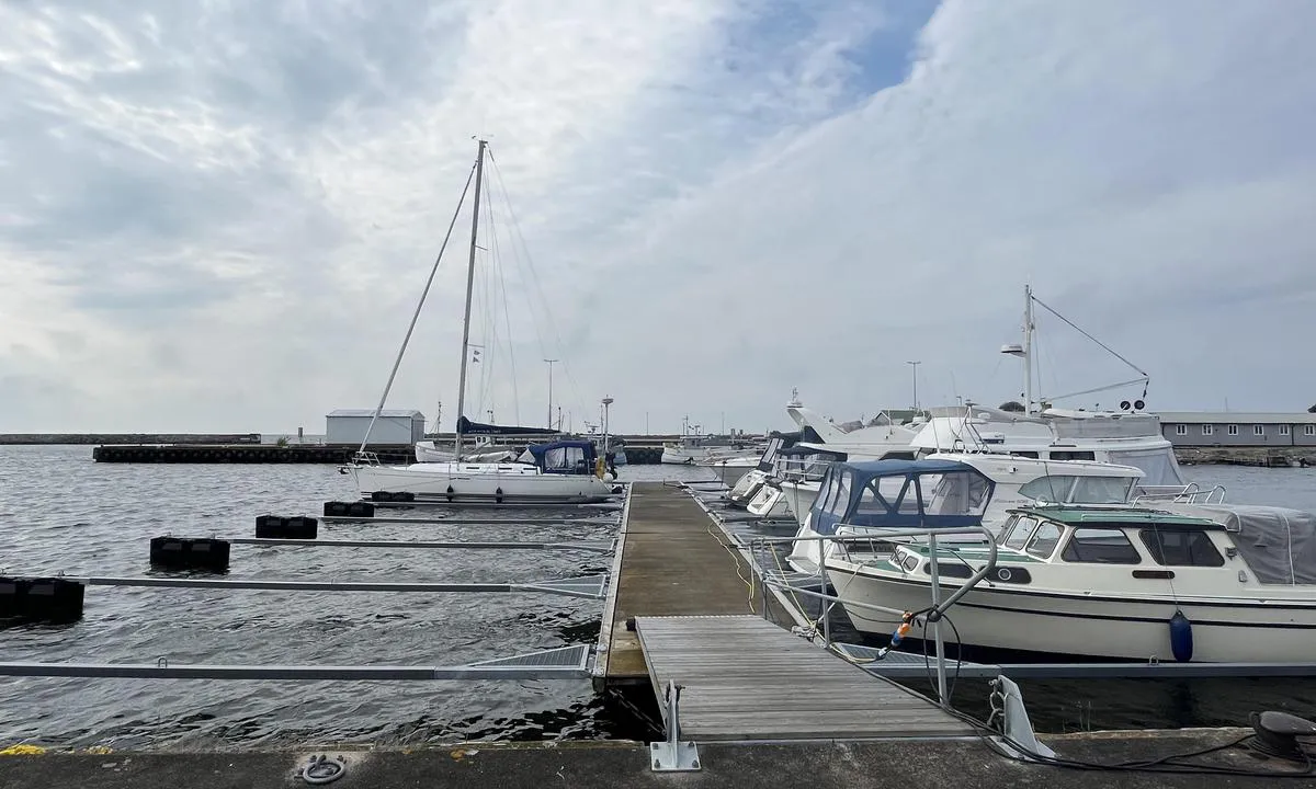 Sandhamn: {"base": "no", "no": "Trygg havn for de fleste vinder. Litt utsatt for \u00f8st og s\u00f8r\u00f8st. Tillegging p\u00e5 utsiden av flytebrygge eller langs steinbrygge.", "se": "Trygg hamn f\u00f6r de flesta vindar. Lite utsatt f\u00f6r \u00f6st och sydost. Till\u00e4ggning p\u00e5 utsidan av flytbrygga eller l\u00e4ngs stenbrygga.", "en": "Safe harbor for most winds. Slightly exposed to east and southeast. Mooring on the outside of the floating dock or along the stone pier.", "da": "Tryg havn for de fleste vinde. Lidt udsat for \u00f8st og syd\u00f8st. Anl\u00e6gging p\u00e5 ydersiden af flydebro eller langs stenbro."}