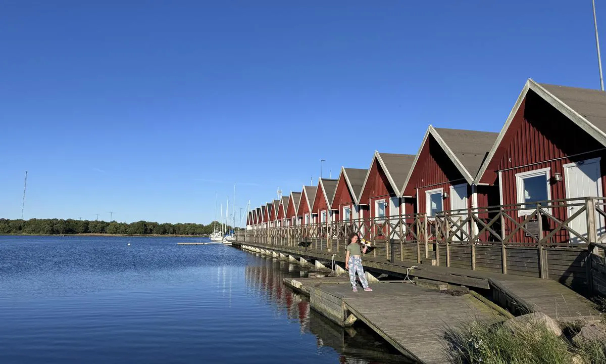 Sandhamn: {"base": "en", "no": "Fint sted \u00e5 g\u00e5 tur, sv\u00f8mme eller SUP i og rundt Havnen.", "se": "Trevligt st\u00e4lle att promenera, simma eller SUP i och kring hamnen.", "en": "Nice place to walk, swim or SUP in and around the Harbor.", "da": "Dejligt sted at g\u00e5 ture, sv\u00f8mme eller SUP i og omkring havnen."}