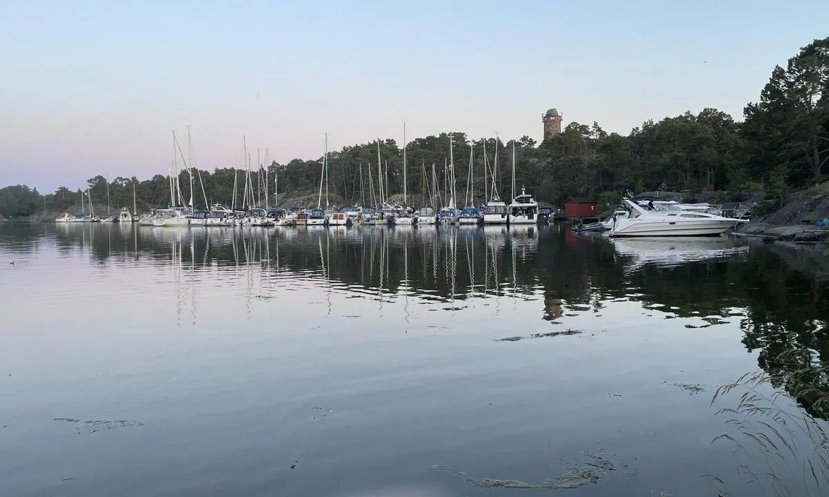 Lökholmen - KSSS: {"base": "se", "no": "Den indre havnebassenget", "se": "Den inre hamnbas\u00e4ngen", "en": "The inner harbor basin", "da": "Den indre havnebasin"}