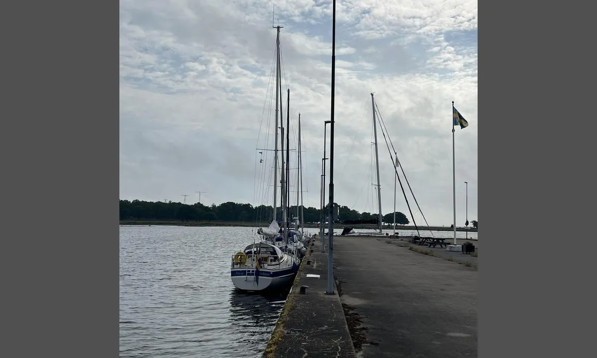 Sandhamn: {"base": "no", "no": "Vann og str\u00f8m er litt vanskelig flere steder, men med lang skj\u00f8teledning s\u00e5 ordner str\u00f8m seg.", "se": "Vatten och str\u00f6m \u00e4r lite sv\u00e5rt p\u00e5 flera st\u00e4llen, men med en l\u00e5ng skarvsladd s\u00e5 l\u00f6ser sig str\u00f6mmen.", "en": "Water and electricity are a bit challenging in several places, but with a long extension cord, electricity can be managed.", "da": "Vand og str\u00f8m er lidt vanskeligt flere steder, men med en lang forl\u00e6ngerledning s\u00e5 ordner str\u00f8m sig."}