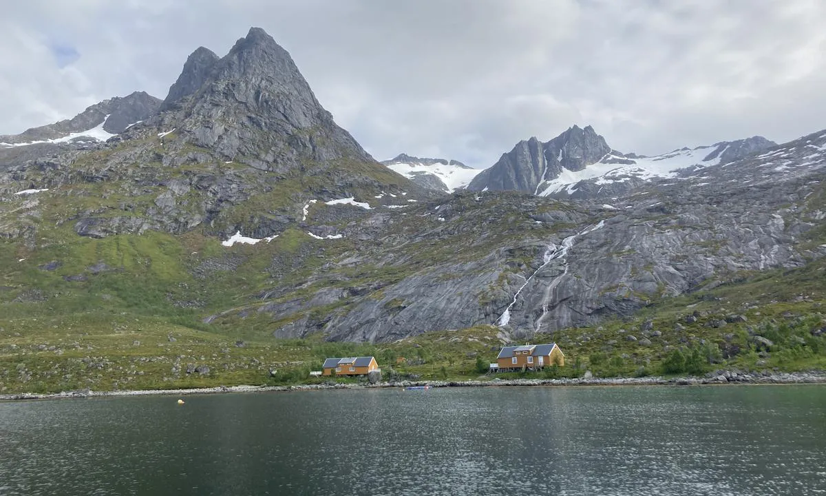 Sandholmen: {"base": "no", "no": "Utsikt mot s\u00f8r.", "se": "Utsikt mot s\u00f6der.", "en": "View to the south.", "da": "Udsigt mod syd."}