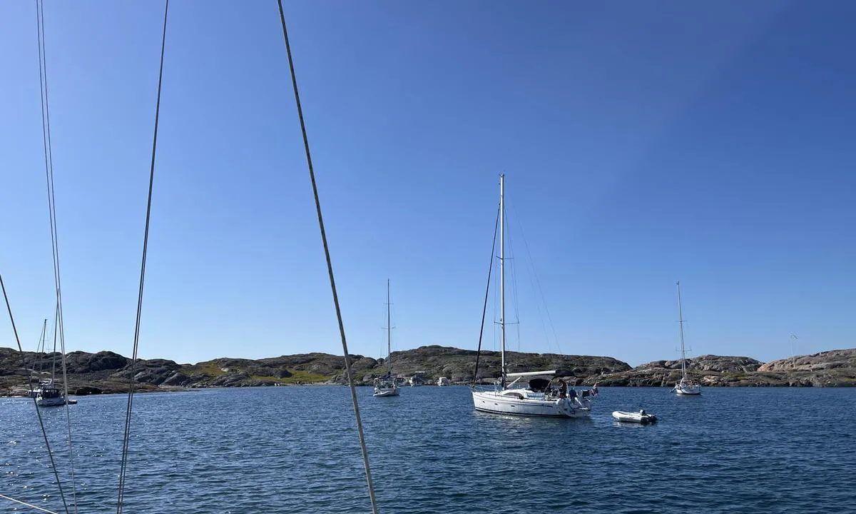 Sandholmen - SXK Västkust bouy: Fin og romslig svaihavn med dybder på 3-7m. Også mulig å ligge m hekkanker mot holmene i vest. En del båttrafikk gjennom havnen på dagtid