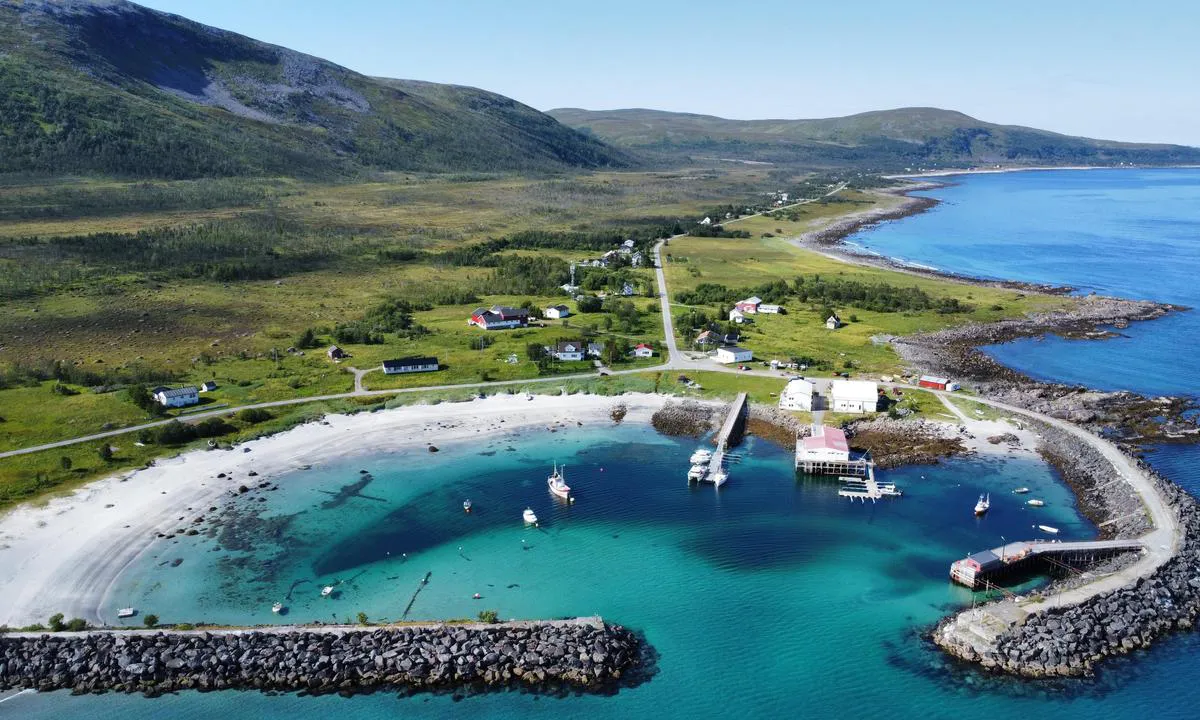 Sandland: {"base": "no", "no": "Gjesteplass til venstre for det hvite bygget", "se": "G\u00e4stplats till v\u00e4nster om den vita byggnaden", "en": "Guest berth to the left of the white building", "da": "G\u00e6steplads til venstre for den hvide bygning"}