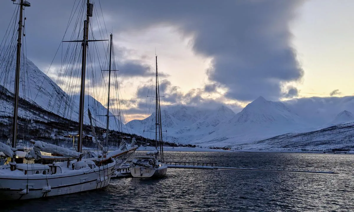 Sandnes gjestebrygge - Lyngen: {"base": "de", "no": "Januar 2025", "se": "Januari 2025", "en": "January 2025", "da": "Januar 2025", "fr": "Janvier 2025", "de": "Januar 2025", "es": "Enero 2025", "it": "Gennaio 2025", "pt": "Janeiro de 2025", "nl": "Januari 2025", "pl": "Stycze\u0144 2025", "uk": "\u0421\u0456\u0447\u0435\u043d\u044c 2025", "ro": "ianuarie 2025", "tr": "Ocak 2025", "el": "\u0399\u03b1\u03bd\u03bf\u03c5\u03ac\u03c1\u03b9\u03bf\u03c2 2025", "cs": "Leden 2025", "hu": "2025 janu\u00e1r", "fi": "Tammikuu 2025", "bg": "\u042f\u043d\u0443\u0430\u0440\u0438 2025", "sr": "\u0458\u0430\u043d\u0443\u0430\u0440 2025", "et": "Jaanuar 2025", "lv": "2025. gada janv\u0101ris", "lt": "Sausis 2025"}
