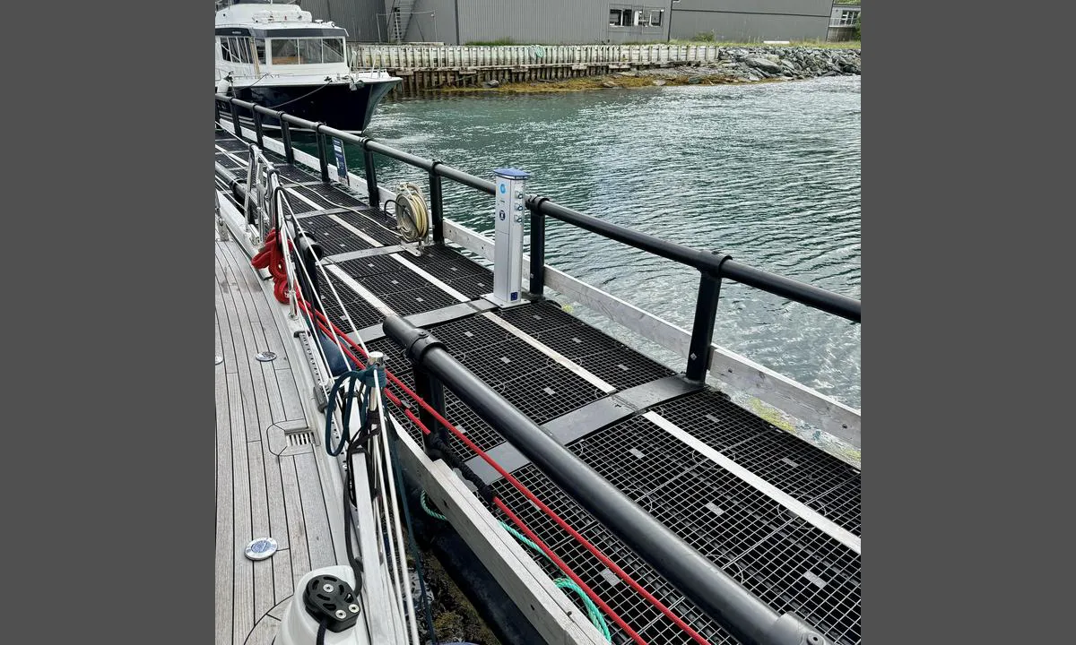 Sandnes gjestebrygge - Lyngen: {"base": "en", "no": "\u00abGjerder\u00bb rundt flytebryggen gj\u00f8r det vanskelig \u00e5 g\u00e5 ned. Vi forst\u00e5r ikke hvorfor de er der.", "se": "\"Staket\" runt pontonen g\u00f6r det sv\u00e5rt att g\u00e5 ner. Vi f\u00f6rst\u00e5r inte varf\u00f6r de \u00e4r d\u00e4r.\"", "en": "\u201cFences\u201d around the pontoon make it difficult to descend. We don\u2019t understand why they are there.", "da": "\u201cHegn\u201d omkring pontonen g\u00f8r det sv\u00e6rt at g\u00e5 ned. Vi forst\u00e5r ikke, hvorfor de er der."}