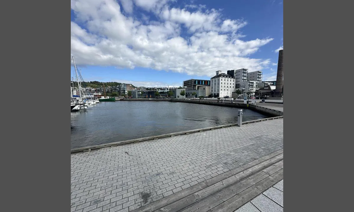 Sandnes Gjestehavn: {"base": "no", "no": "Mye kaiplass med mulighet for str\u00f8m og vann", "se": "Mycket kajplats med m\u00f6jlighet till el och vatten", "en": "Plenty of quay space with access to electricity and water", "da": "Meget kajplads med mulighed for str\u00f8m og vand"}